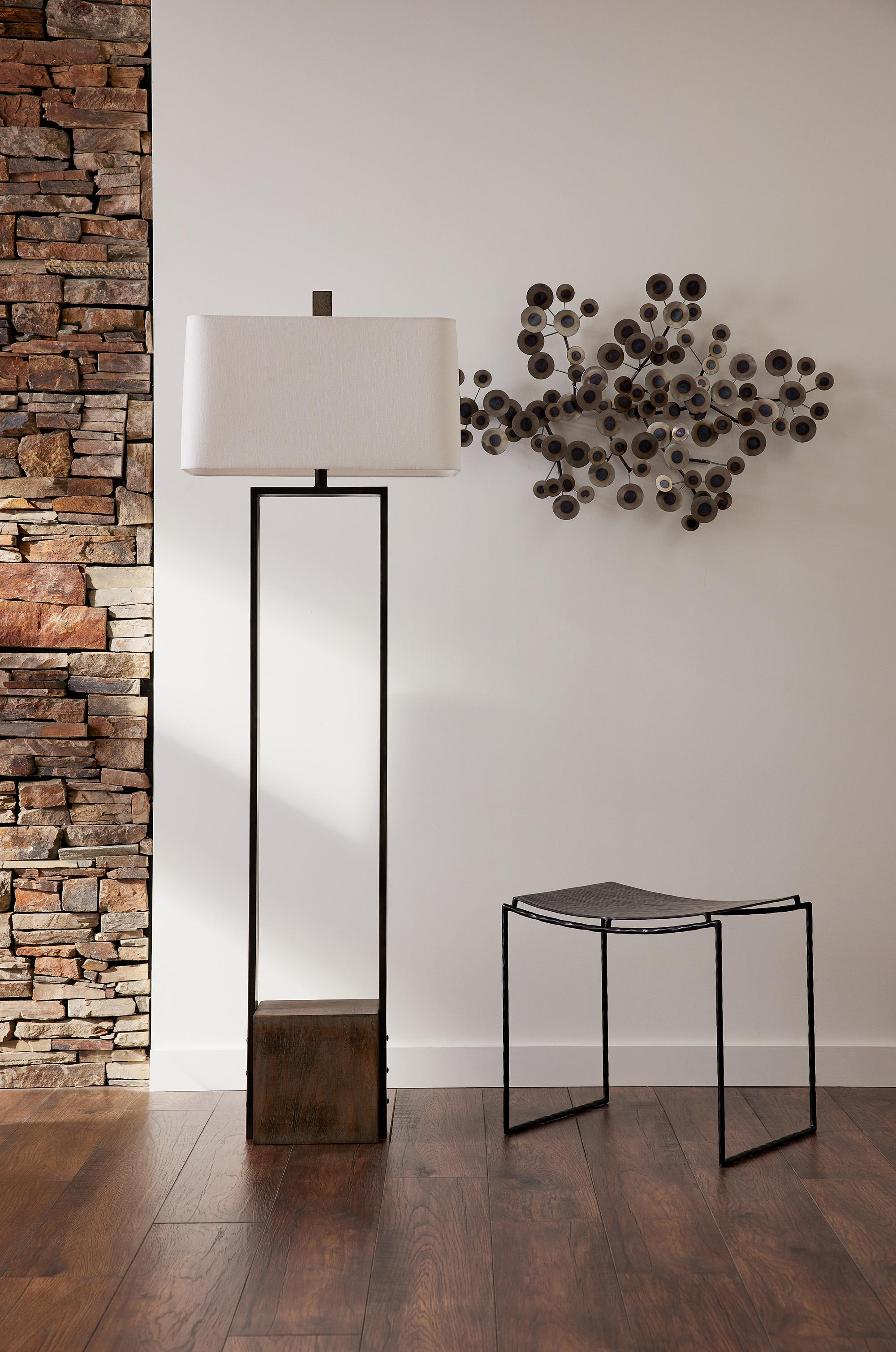 Die Rizzo-Wandskulptur ist eine beeindruckende Komposition aus Kunst und Handwerkskunst. Aus über hundert einzeln gefertigten Eisenscheiben geformt, wird jedes Stück von Hand gebrannt, um einzigartige Variationen in Ton und Textur zu erzielen, bevor