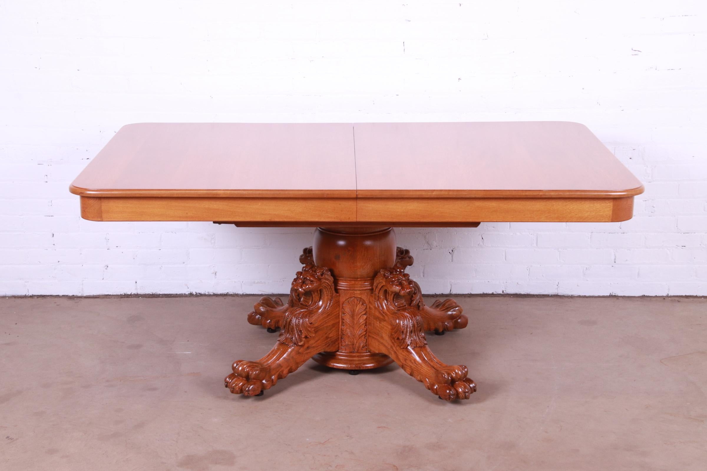 An outstanding antique Victorian extension pedestal dining table.

By R.J. Horner & Co.

USA, late 19th century.

Oak, with ornate pedestal with carved lion heads and paw feet.

Measures: 67