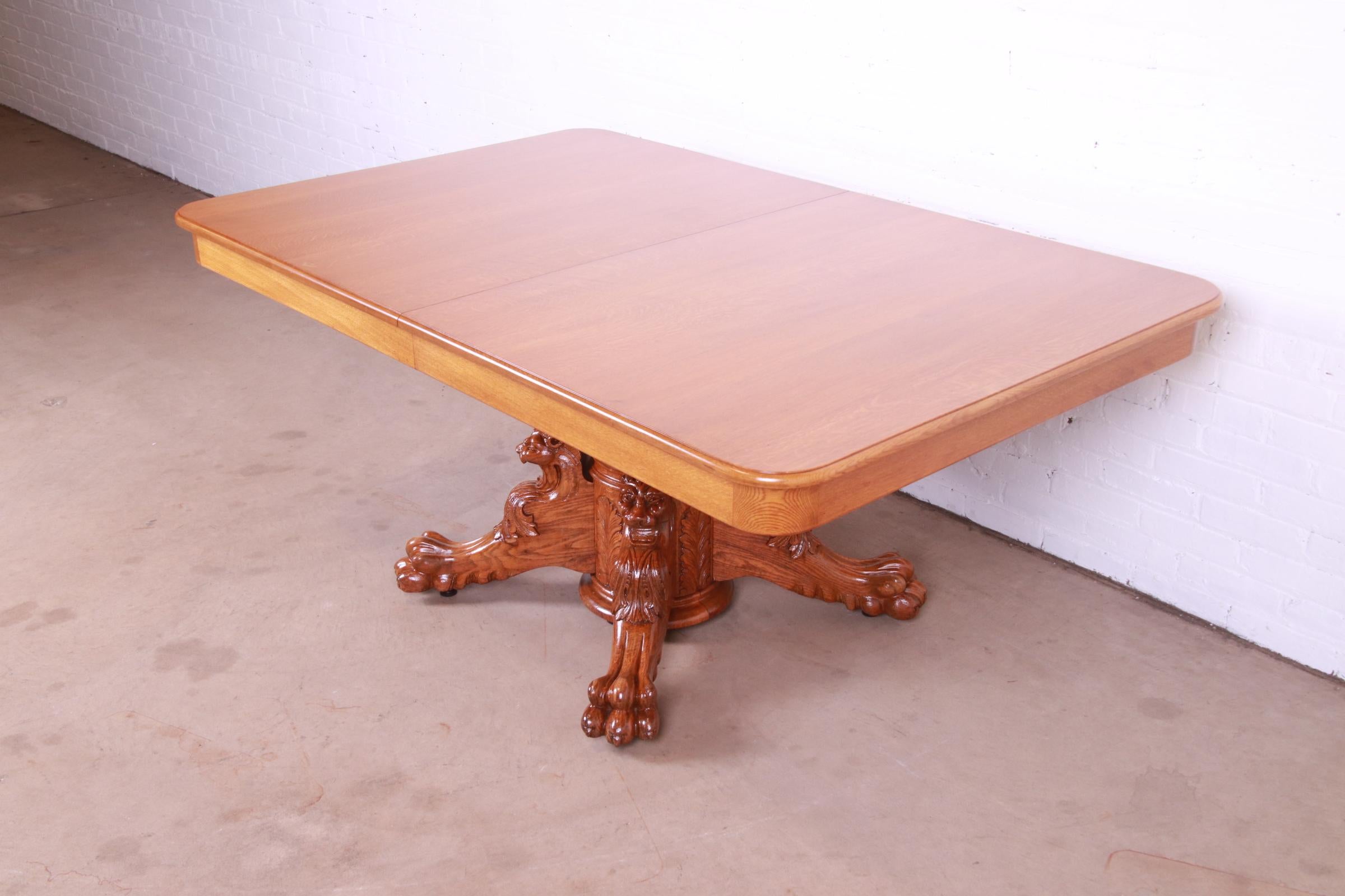 R.J. Horner Antique Victorian Oak Pedestal Dining Table with Carved Lions In Good Condition For Sale In South Bend, IN