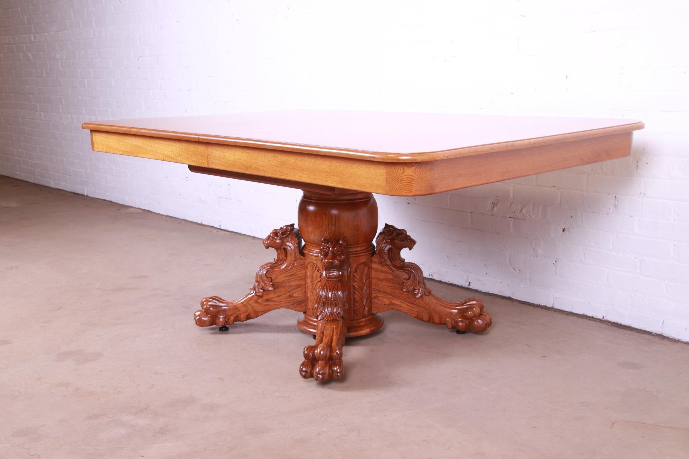 R.J. Ancienne table de salle à manger victorienne Horner à piédestal en chêne avec lions sculptés Bon état - En vente à South Bend, IN