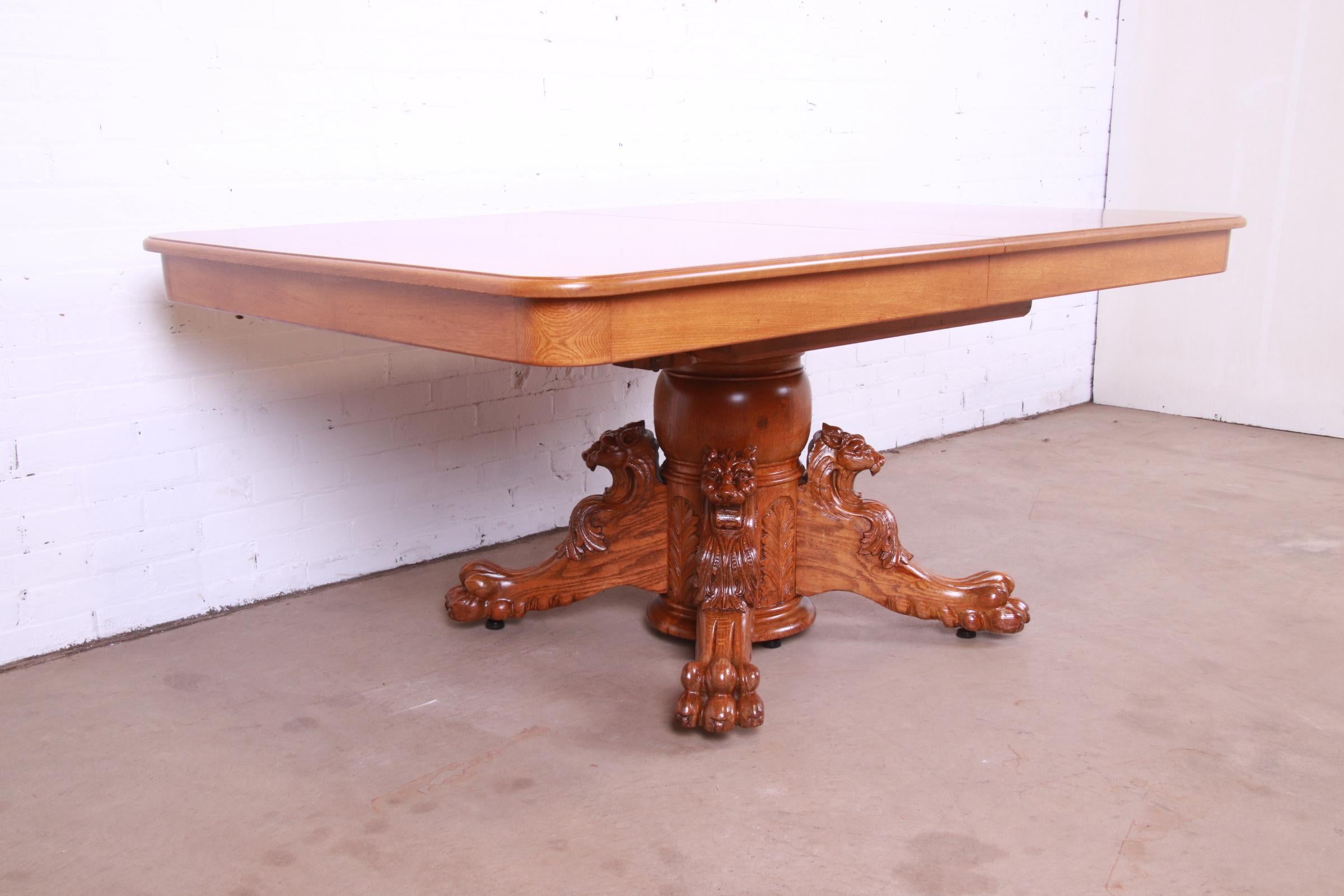 Chêne R.J. Ancienne table de salle à manger victorienne Horner à piédestal en chêne avec lions sculptés en vente