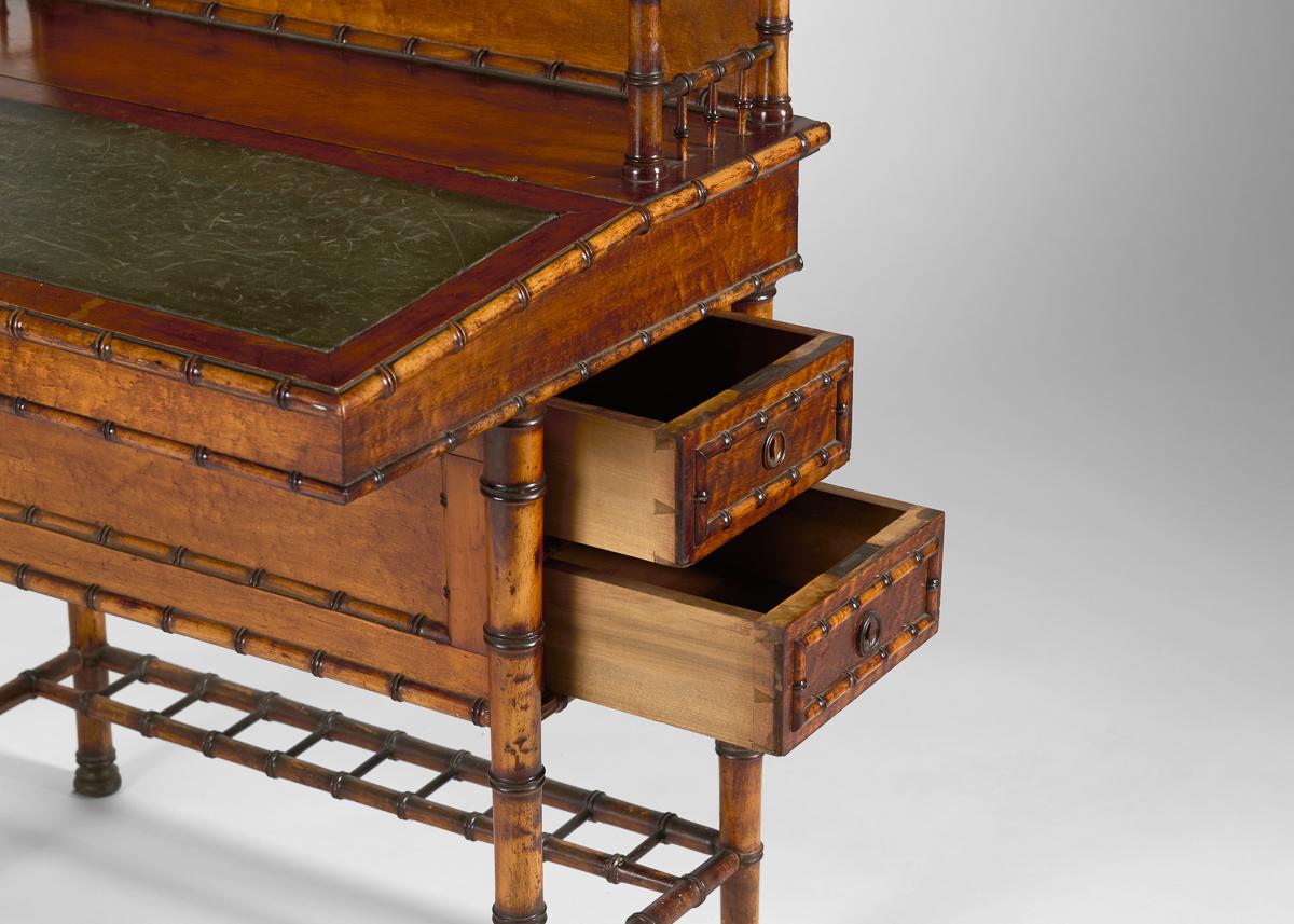 Pelle R.J. Horner & Co. Scrivania in bambù finto dell'Aesthetic Movement, 1890 ca. in vendita