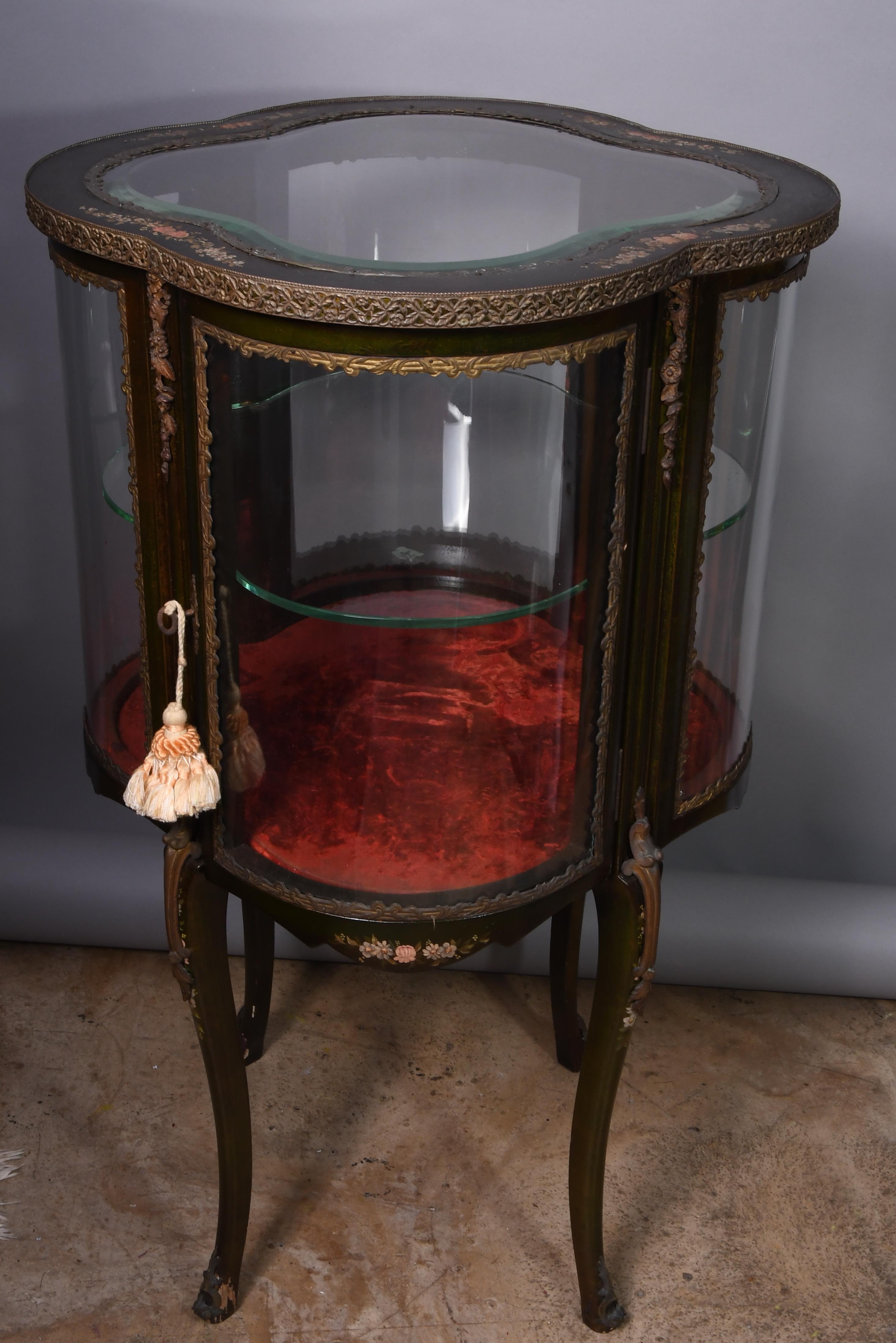 R.J. Horner French Style Clover Leaf Shaped Curio Cabinet In Good Condition In Guaynabo, PR