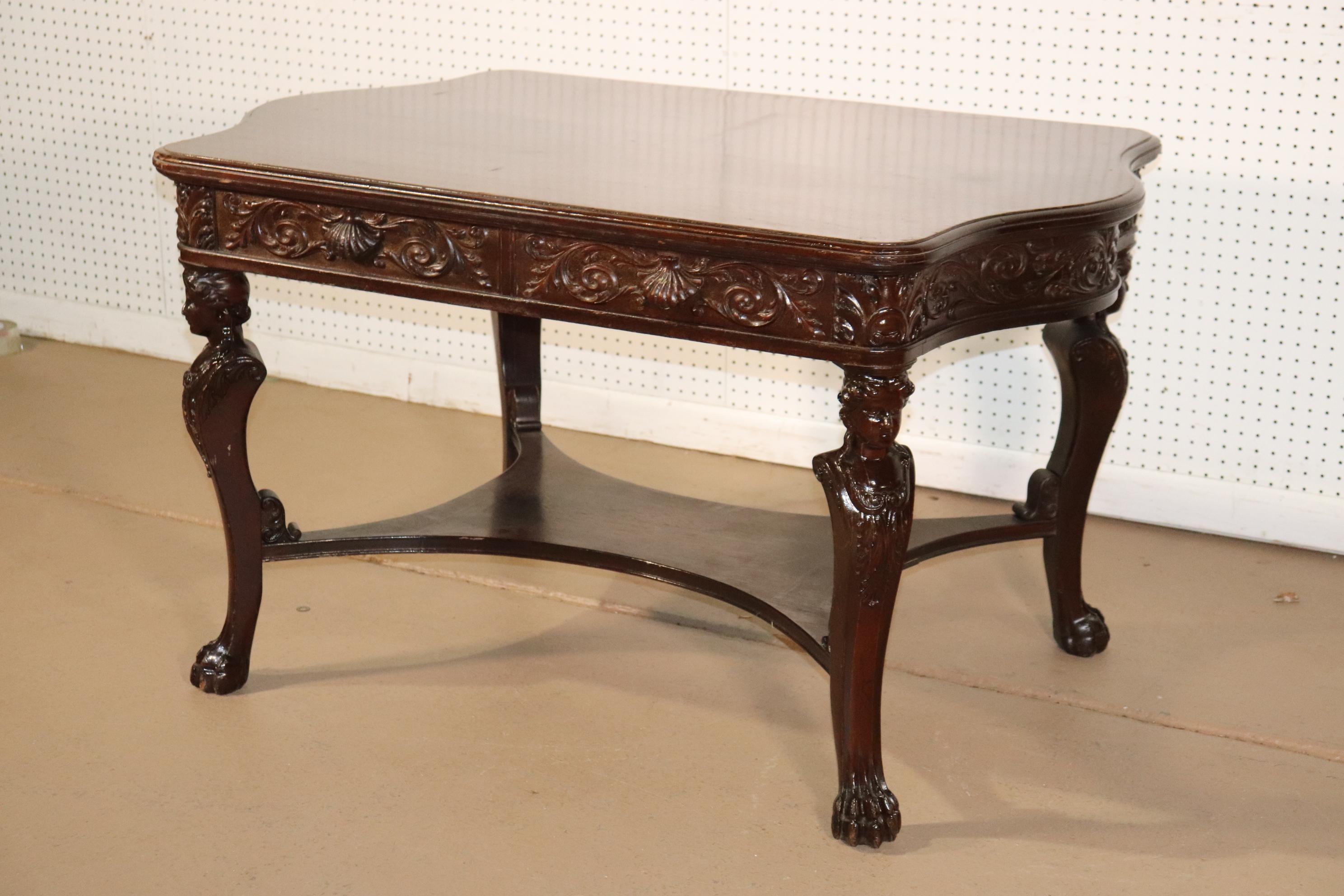 Fin du XIXe siècle Table à écrire de bureau pour partenaires en acajou sculpté de style RJ Horner représentant une jeune fille en vente
