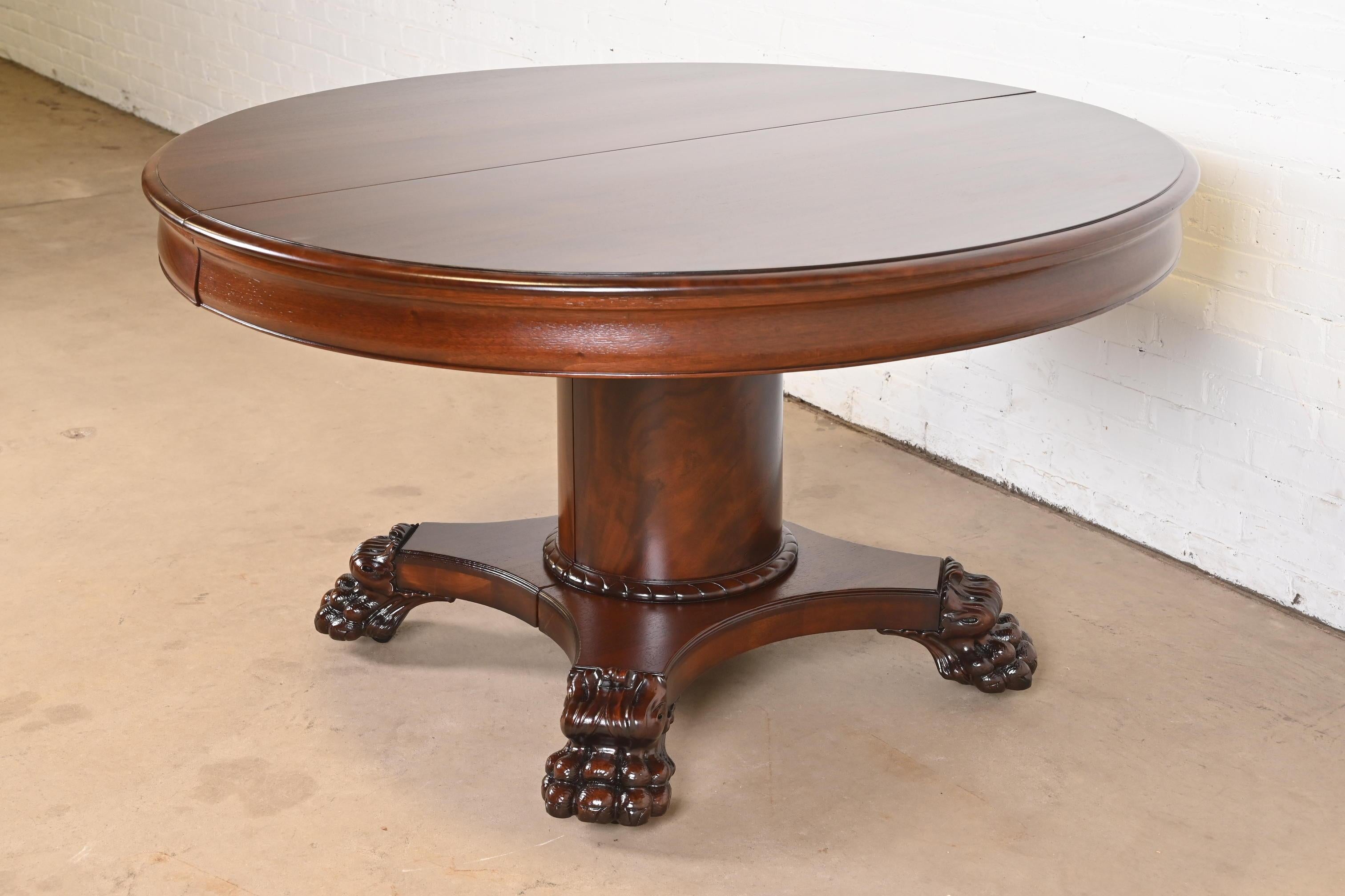 An outstanding antique Victorian pedestal extension dining table

Attributed to R.J. Horner & Co.

USA, Late 19th Century

Gorgeous mahogany, with ornate carved expanding pedestal with paw feet.

Measures: 54