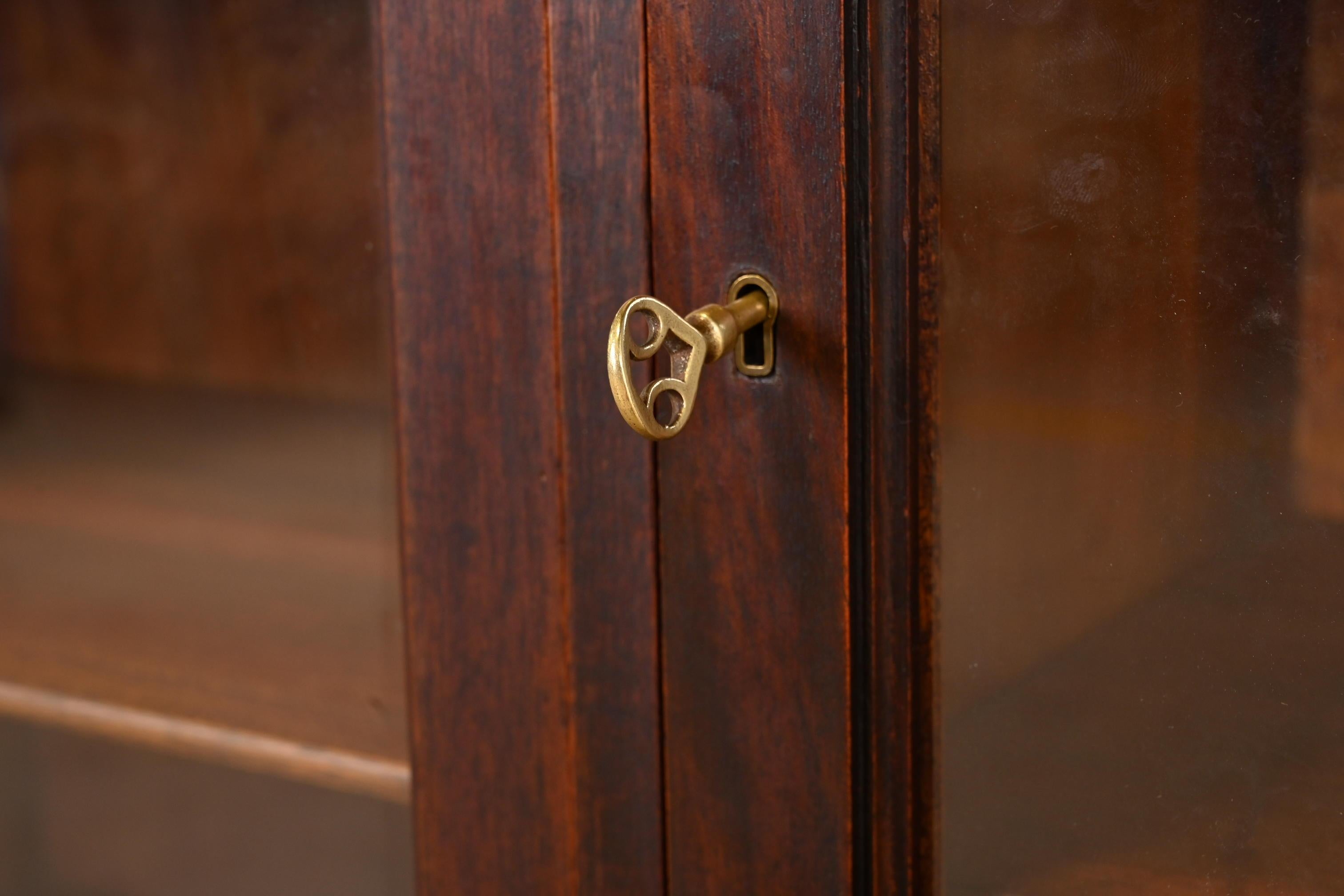 R.J. Horner Victorian Mahogany Triple Bookcase with Carved Griffins, circa 1890 6