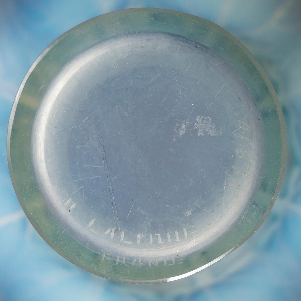 Vaso in vetro opalescente pressato 
Creato nel 1921

Félix Marcilhac, catalogo ragionato dell'opera di Lalique, ed. de l'Amateur Paris, 1994, p.424.

Altezza: 16 cm 
Diametro: 17,8 cm
Marcilhac pagina 424
Introdotto nel 1921
Modello numero 930