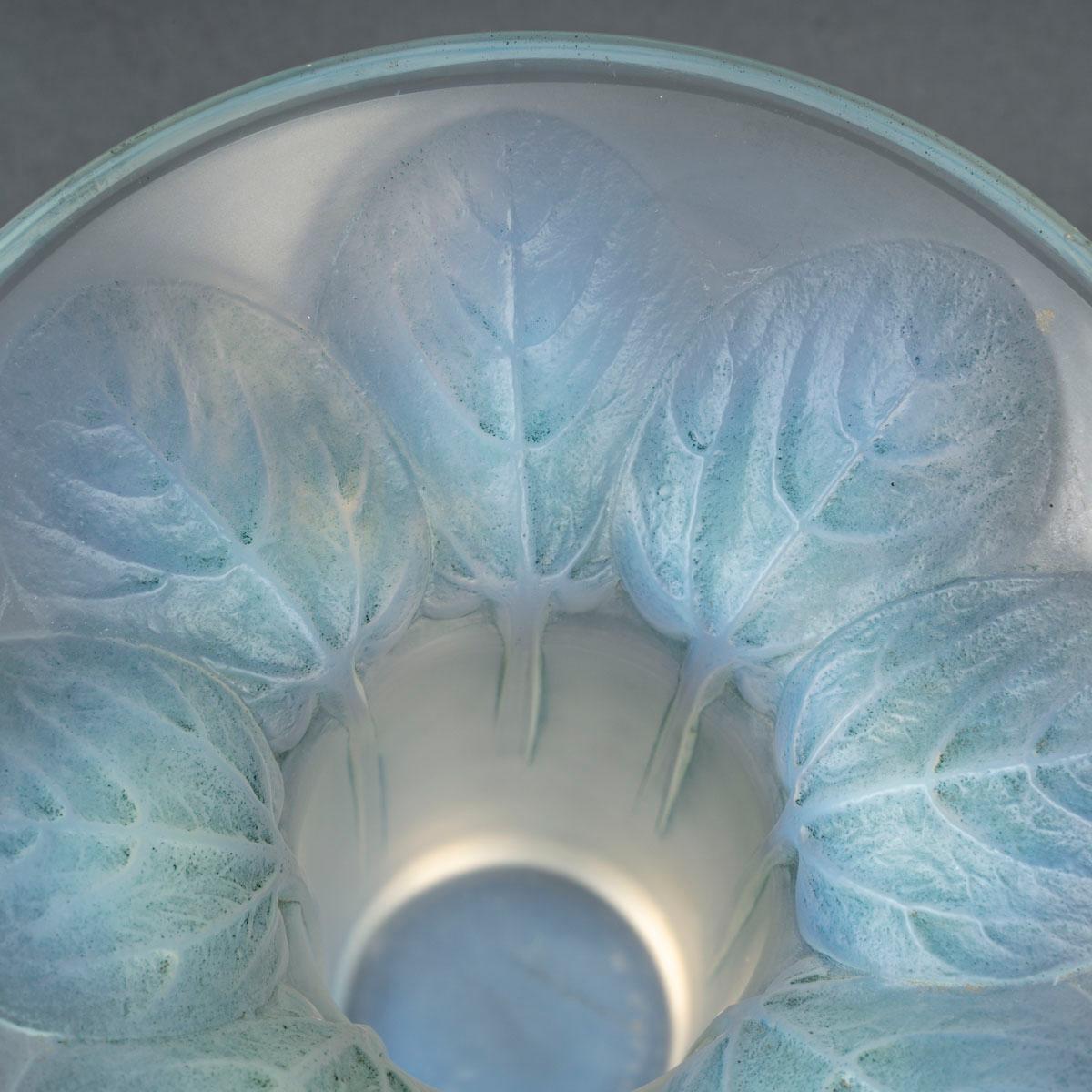 R.LALIQUE -1921 Vaso Violette Opalescente. In condizioni ottime in vendita a SAINT-OUEN-SUR-SEINE, FR