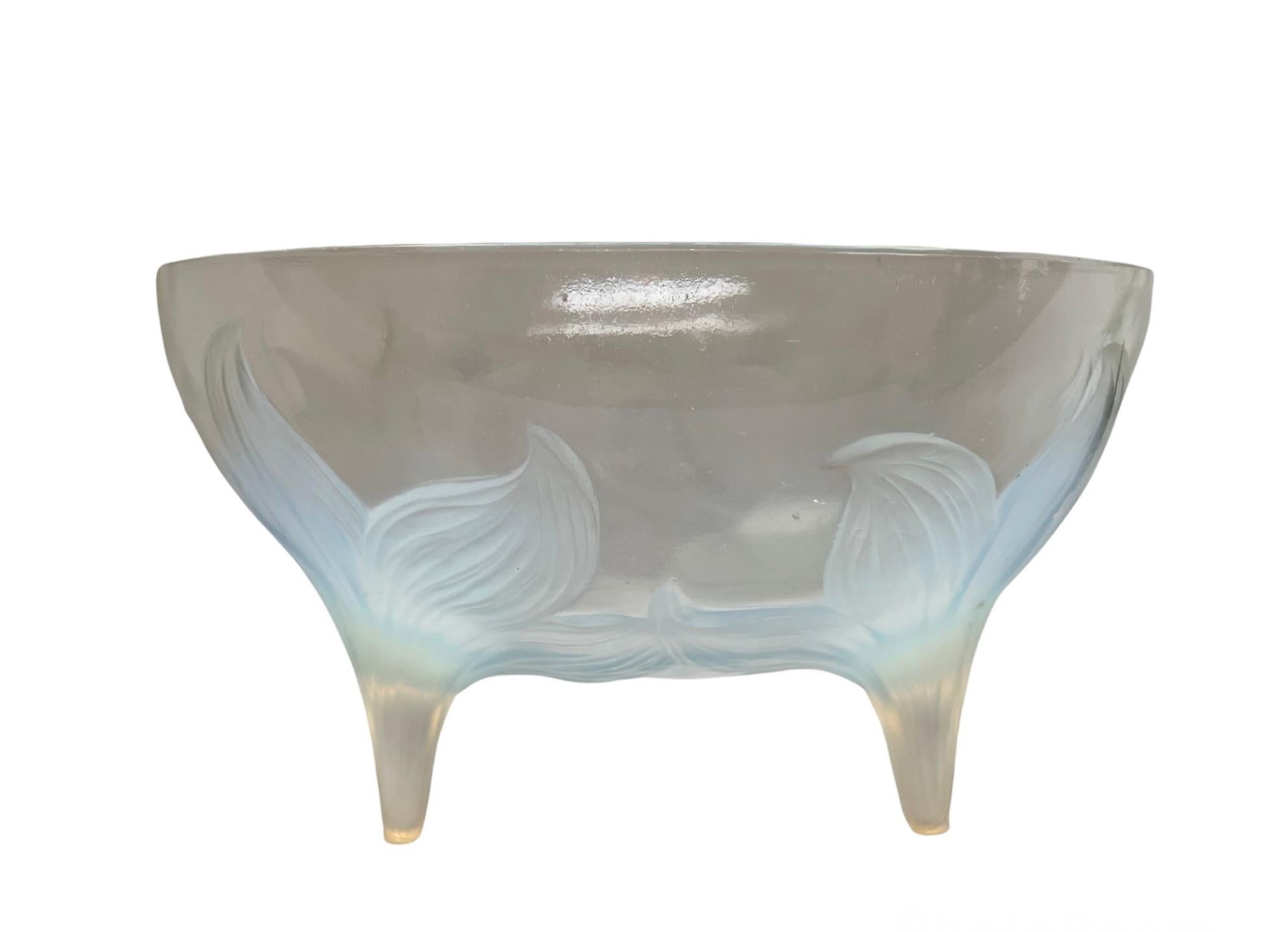 R.Lalique Lys Crystal Opalescent Footed Bowl In Good Condition For Sale In Guaynabo, PR