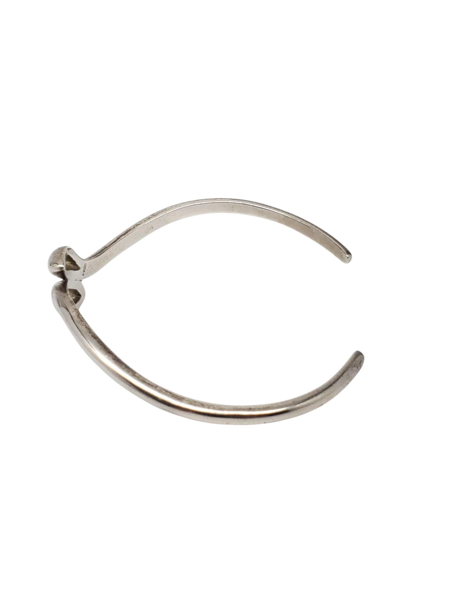 Pulsera brazalete serpiente de plata de ley RLM -

Esta pulsera brazalete vintage está hecha de plata de ley pulida con un elegante y escultural diseño de serpiente de RLM.

Tamaño: 8 pulg. de circunferencia

Estampado: RLM Studio 925 CHINA

Peso: