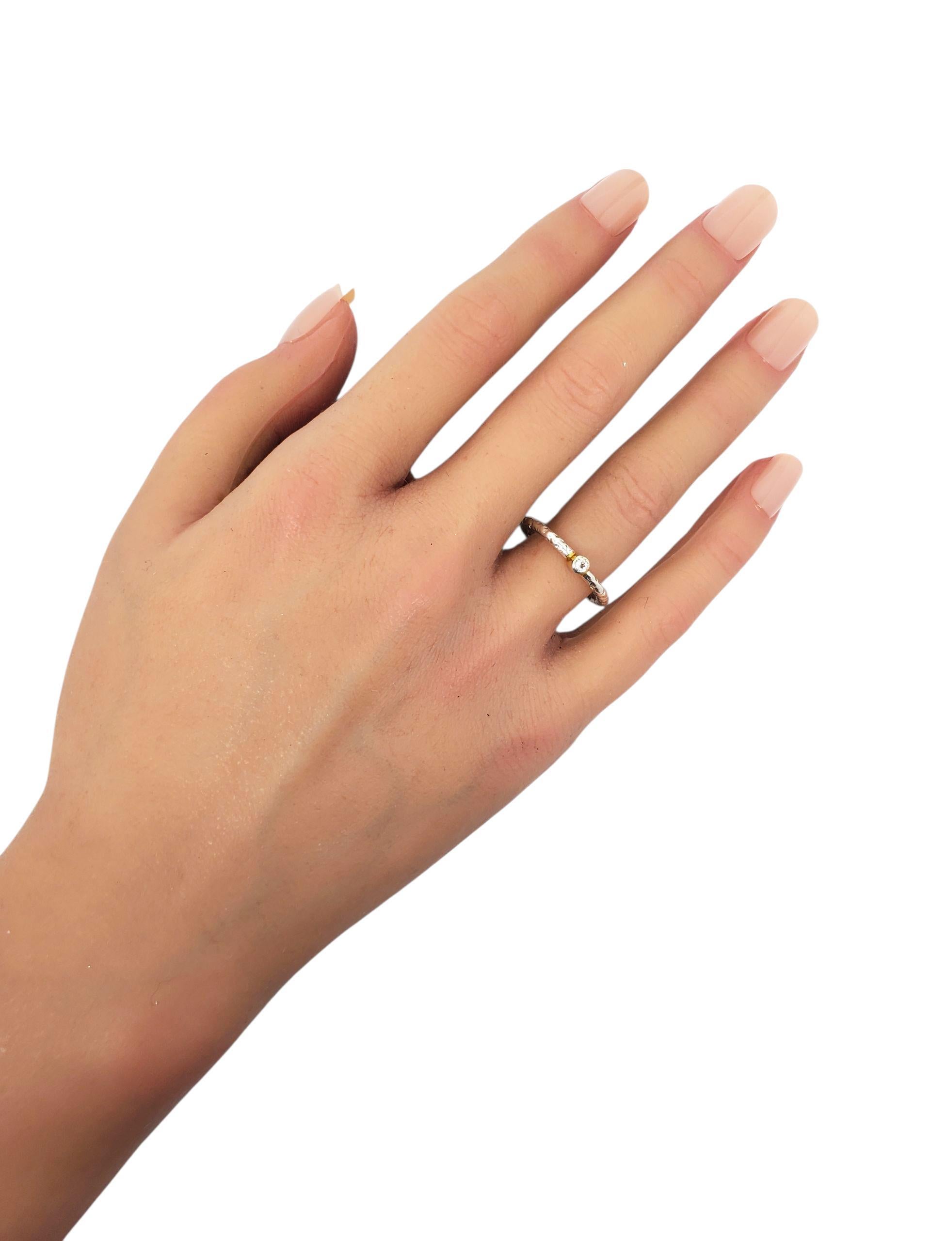 Anello con fascia martellata in argento sterling e CZ dorate di RLM Studio A -

Questo elegante anello Robert Lee Morris, realizzato in argento sterling, presenta una CZ incastonata in una finitura martellata e un castone dorato.

Dimensioni: 8