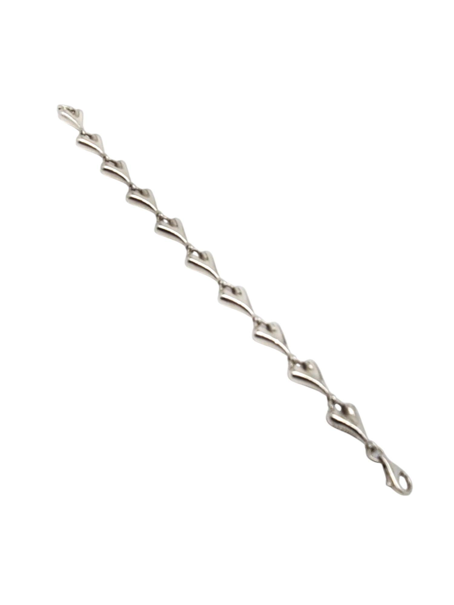Bracciale a cuore in argento Sterling A. Silver di RLM Studio

Questo elegante bracciale a maglie presenta 10 cuori gonfiati collegati in un motivo simmetrico in argento sterling di Robert Lee Morris.

Dimensioni: 7,5 pollici di lunghezza
         