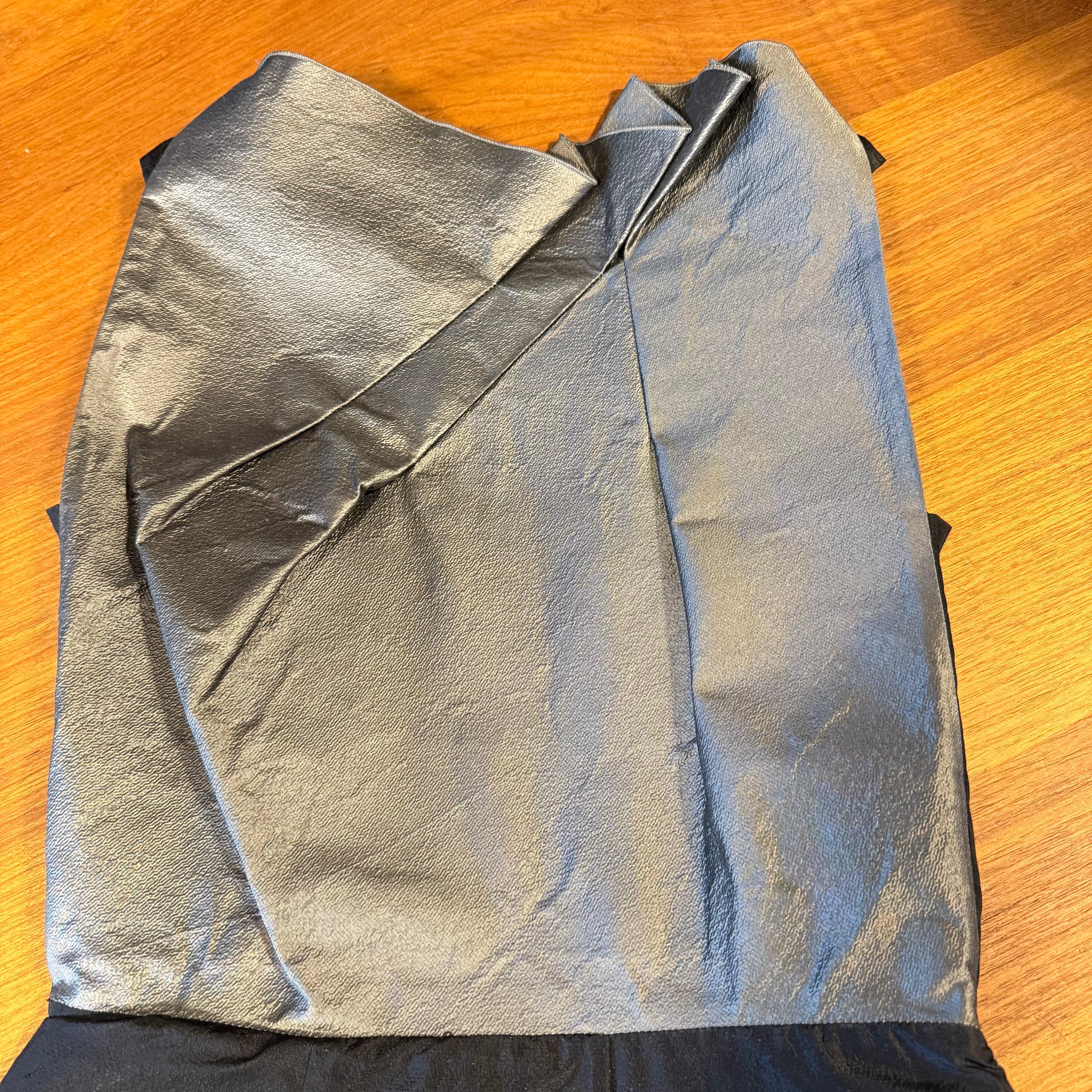 Magnifique robe de cocktail de Roland Mouret
Soie (83%) et polyacrilique
Couleur noire et grise
Sans manches
Avec des arcs
Longueur totale cm 105 (41.33 pouces)
Livraison express mondiale incluse dans le prix !
Vos questions ou messages d'intérêt