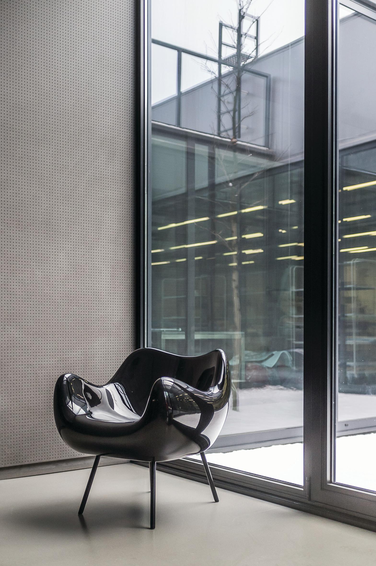 RM58 Matt Red Polyethylene And Powder-Coated Steel Armchair by VZOR In New Condition For Sale In Geneve, CH