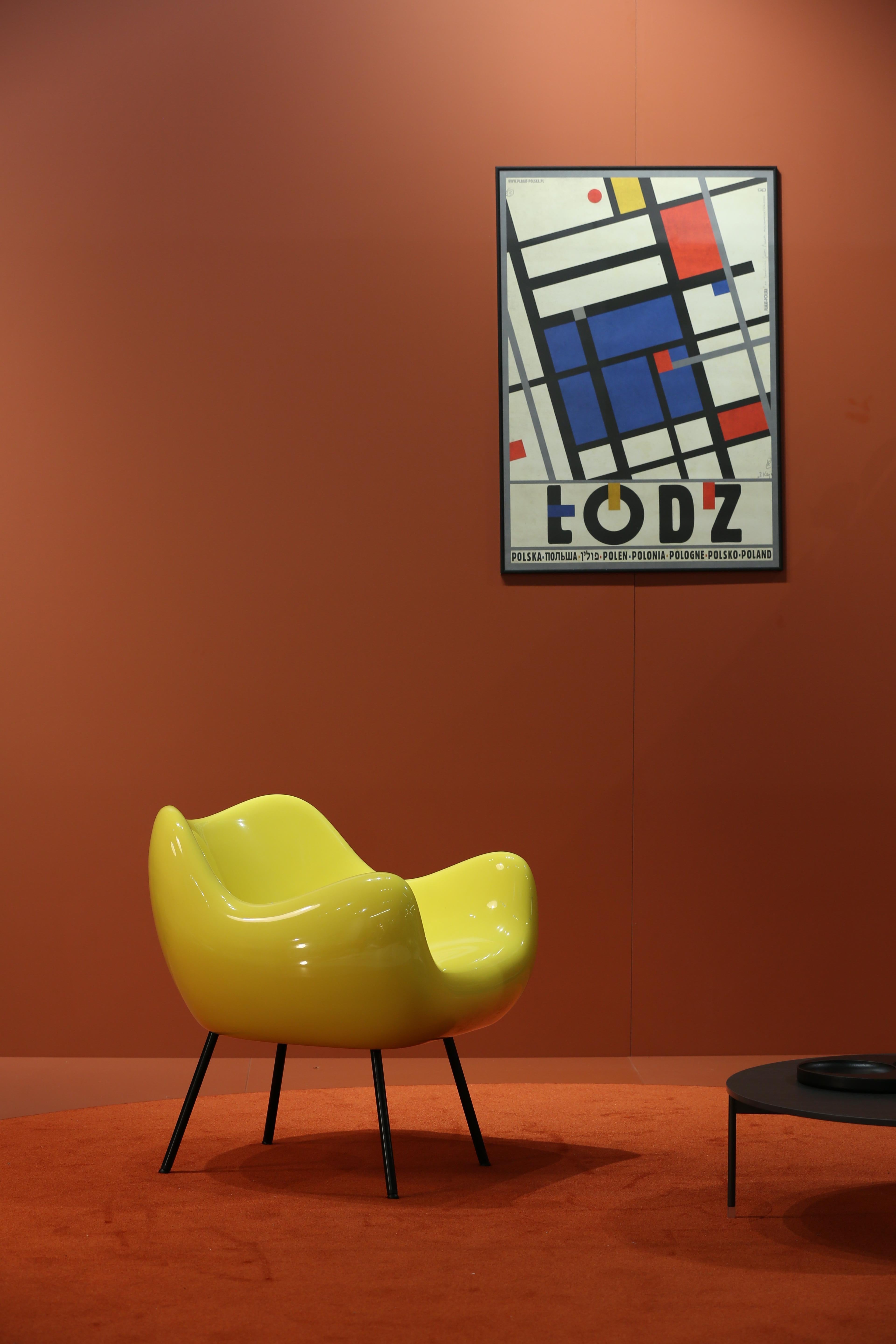 RM58 Soft Synergy Wool Seat And Powder-Coated Black Steel Armchair by VZOR For Sale 1