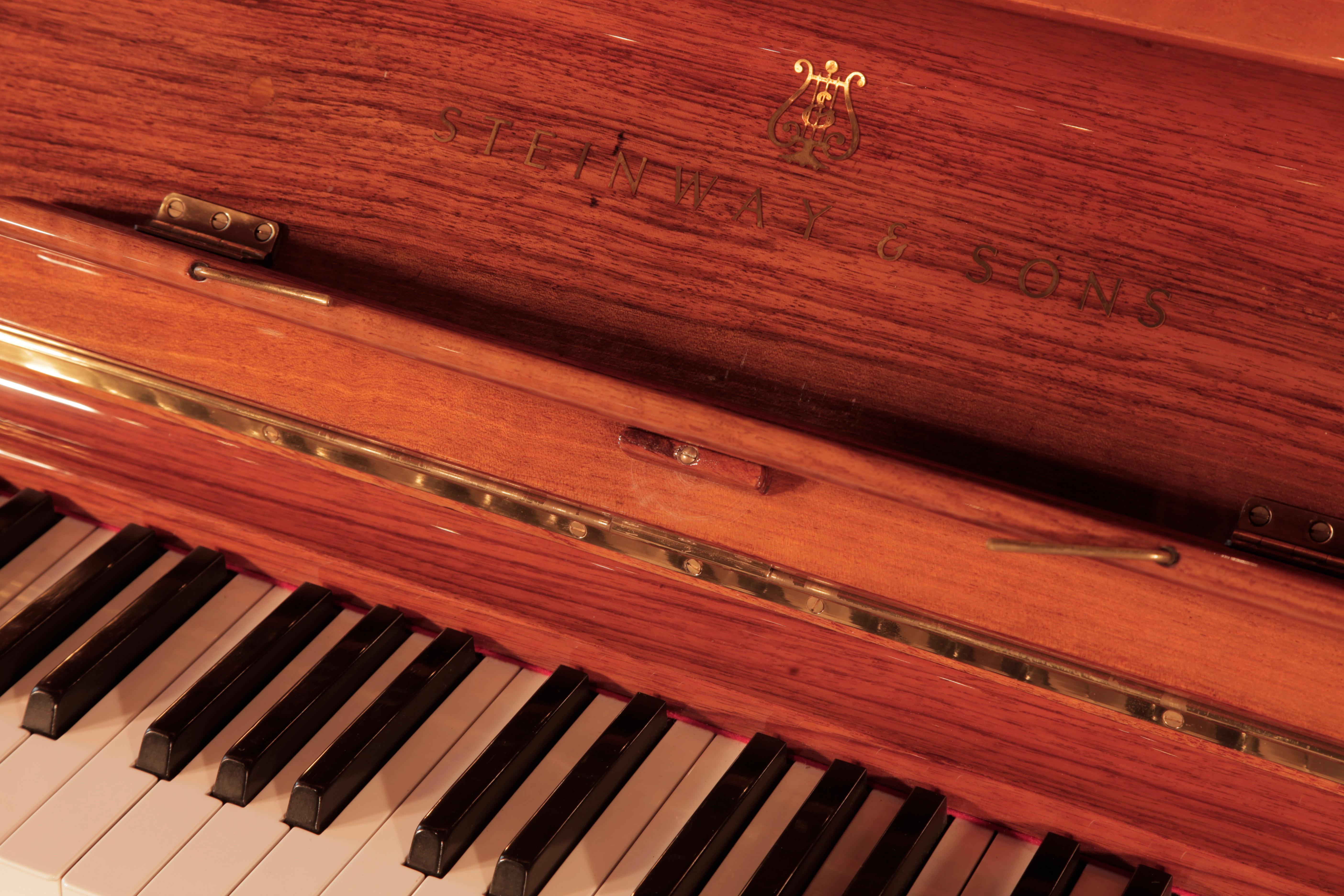 Steinway Klavier, hergestellt für die Olympische und Titanic Liners, geschnitztes Nussbaumholz mit Blattgold im Angebot 4