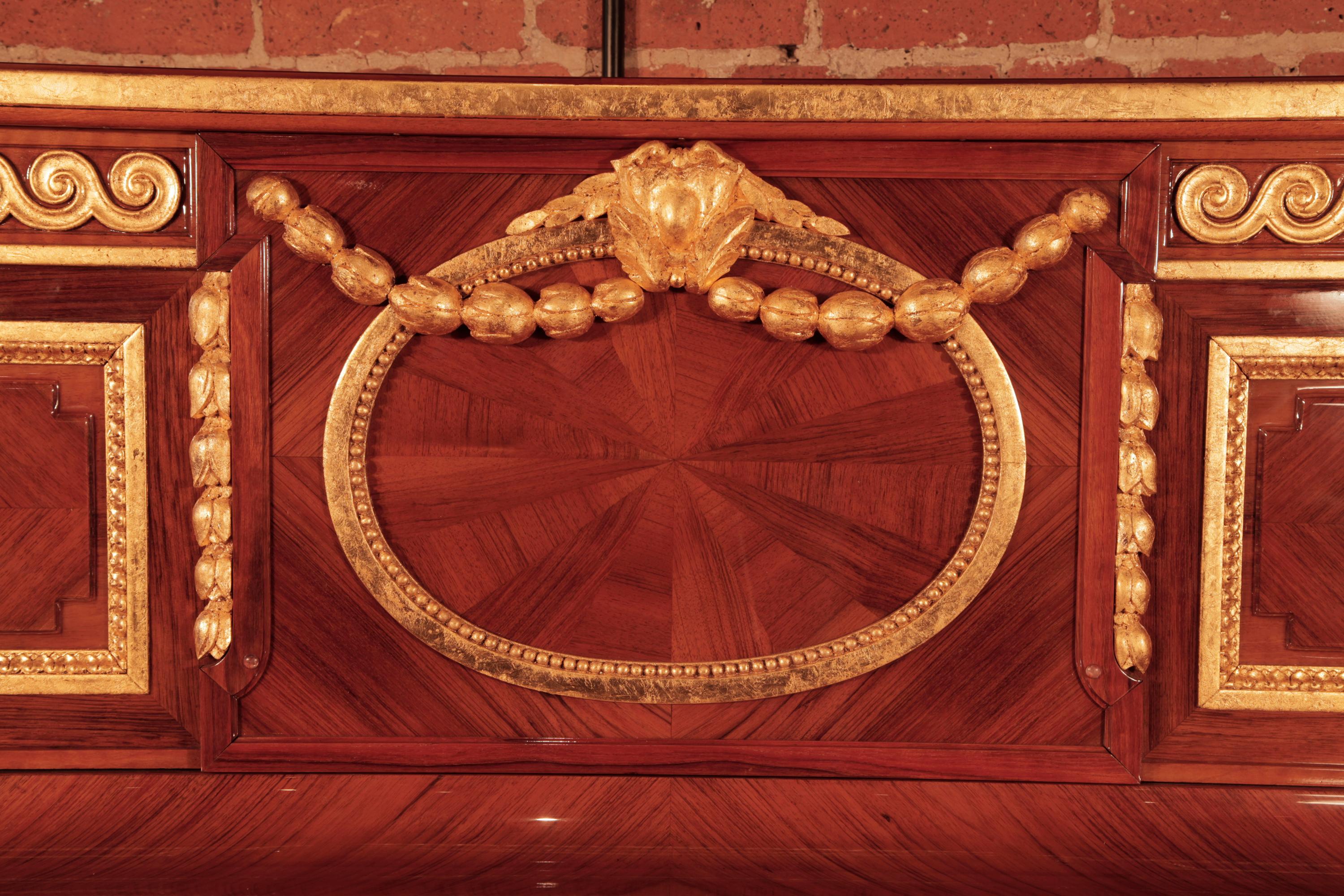 Rekonstruiertes Steinway Vertegrand Klavier von 1912 mit einem geviertelten Nussbaumgehäuse im Louis XVI Stil. Der Schrank ist mit kunstvollen Schnitzereien versehen, die mit Blattgold verziert sind. 
In der Mitte befindet sich ein Oval, das mit