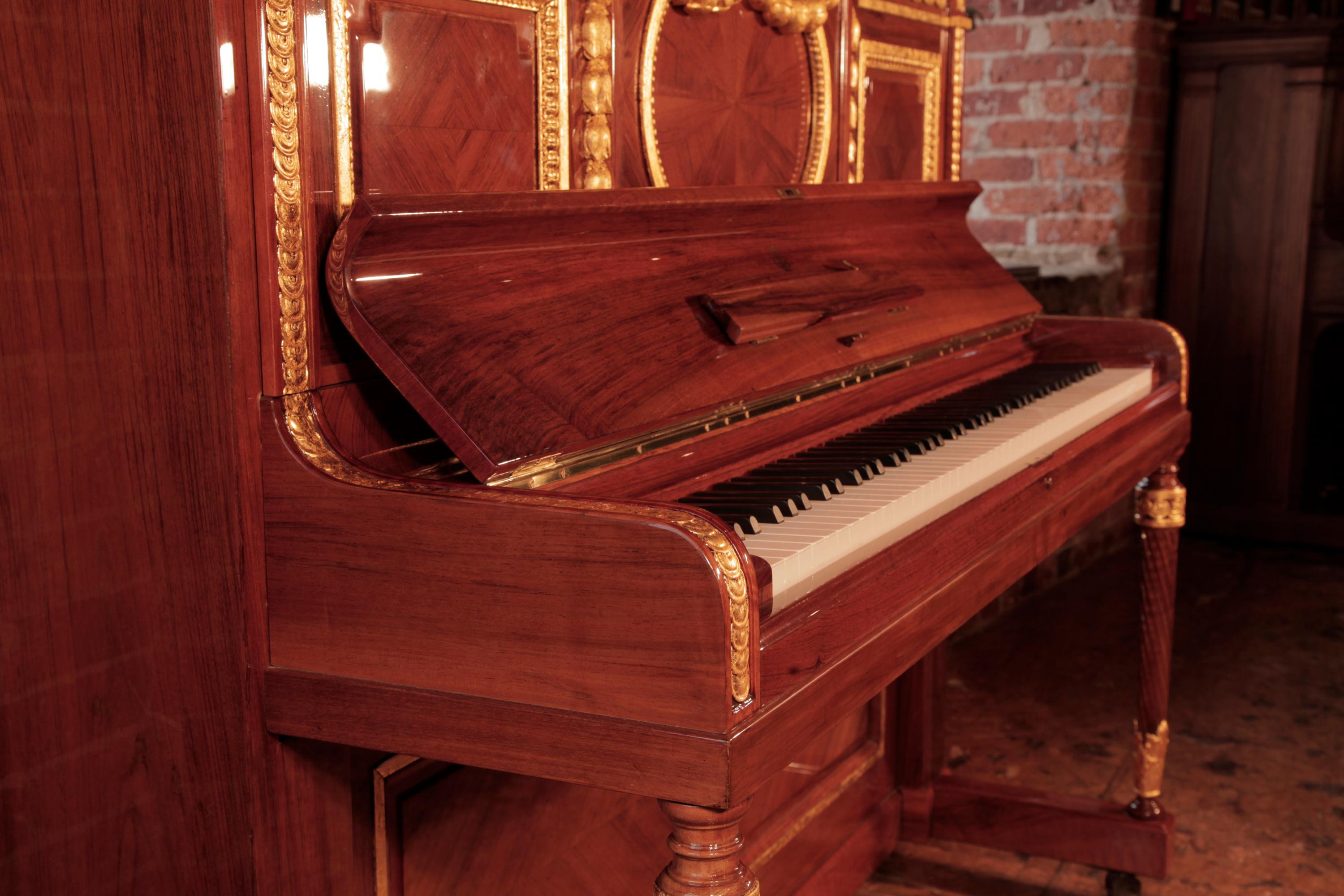 Steinway Klavier, hergestellt für die Olympische und Titanic Liners, geschnitztes Nussbaumholz mit Blattgold (20. Jahrhundert) im Angebot