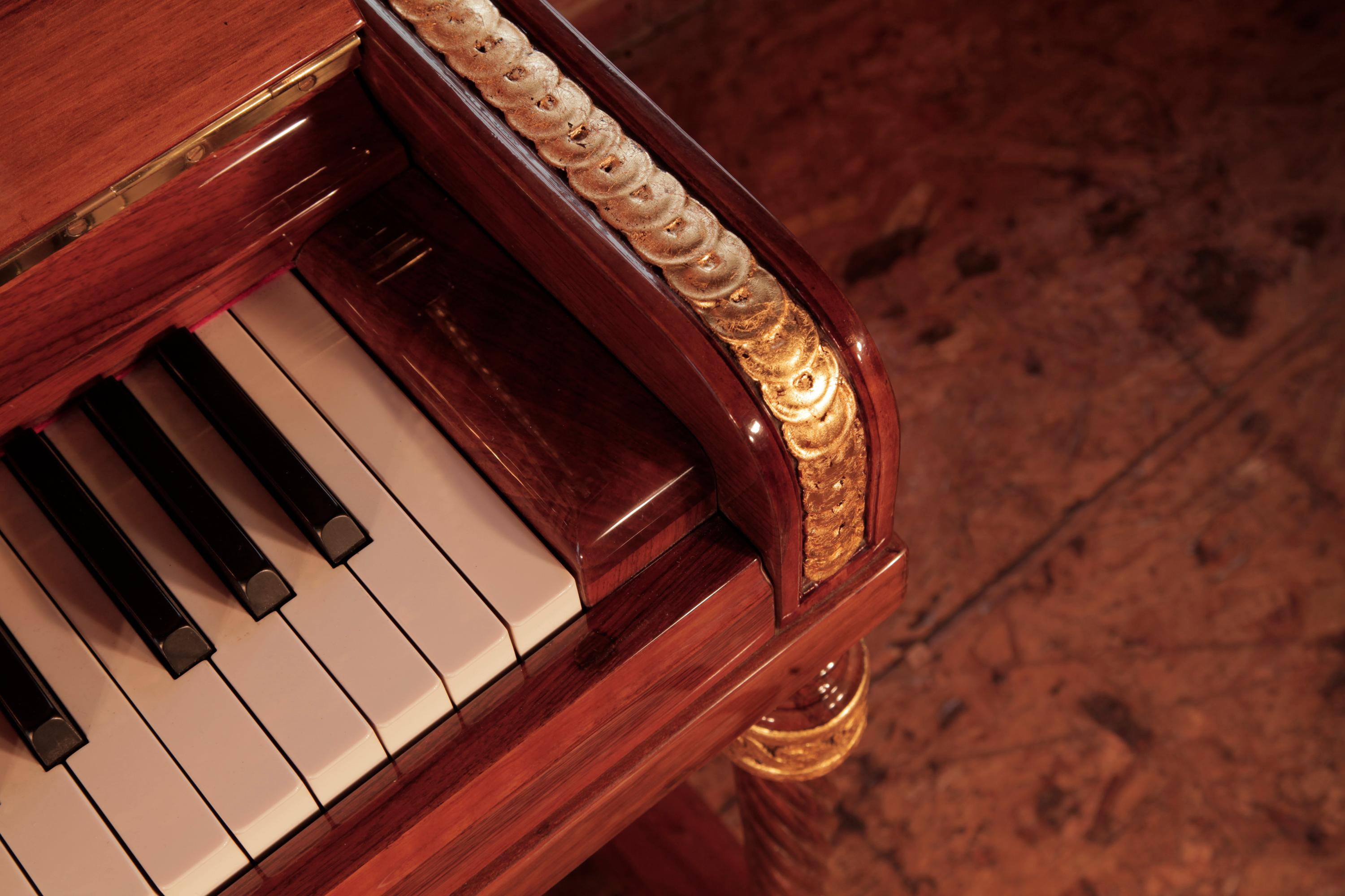 Steinway Klavier, hergestellt für die Olympische und Titanic Liners, geschnitztes Nussbaumholz mit Blattgold (Messing) im Angebot