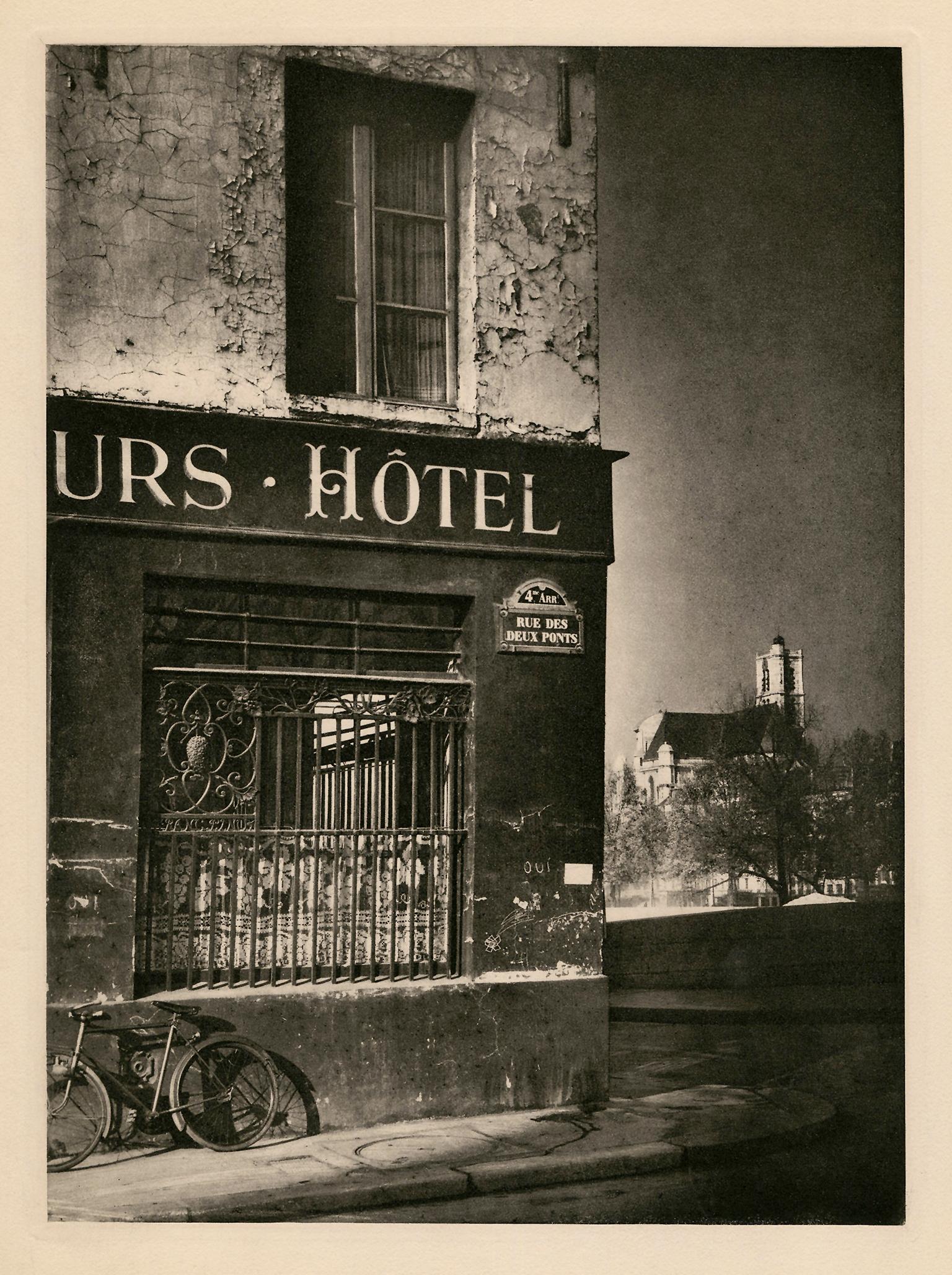 Figurative Photograph Rémy Duval - Coin de rue, L'Ile Saint Louis, Paris - Photogravure du milieu du siècle