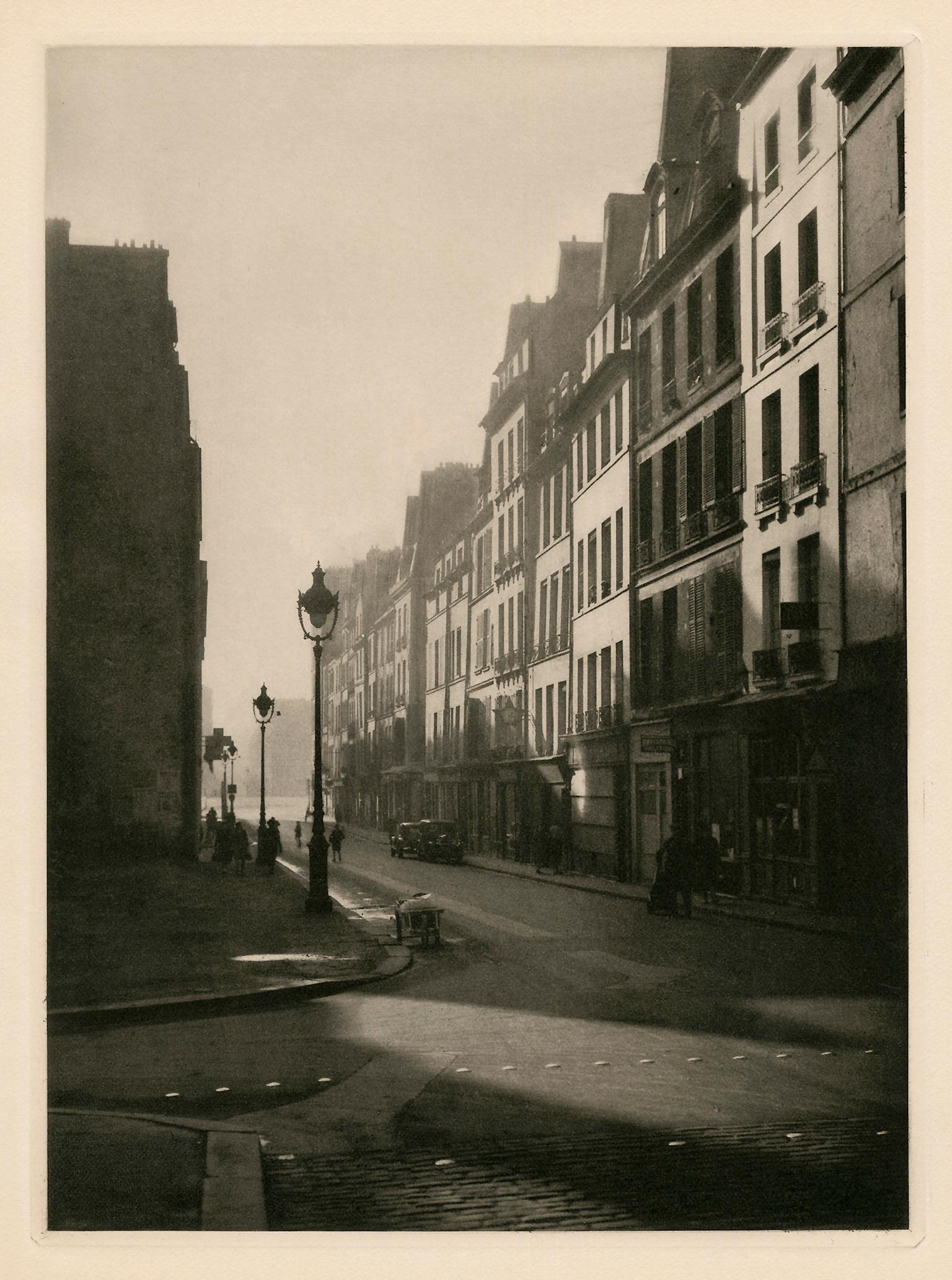 Rémy Duval Figurative Photograph - Street Scene, L'Ile Saint Louis, Paris — Mid-Century Photogravure