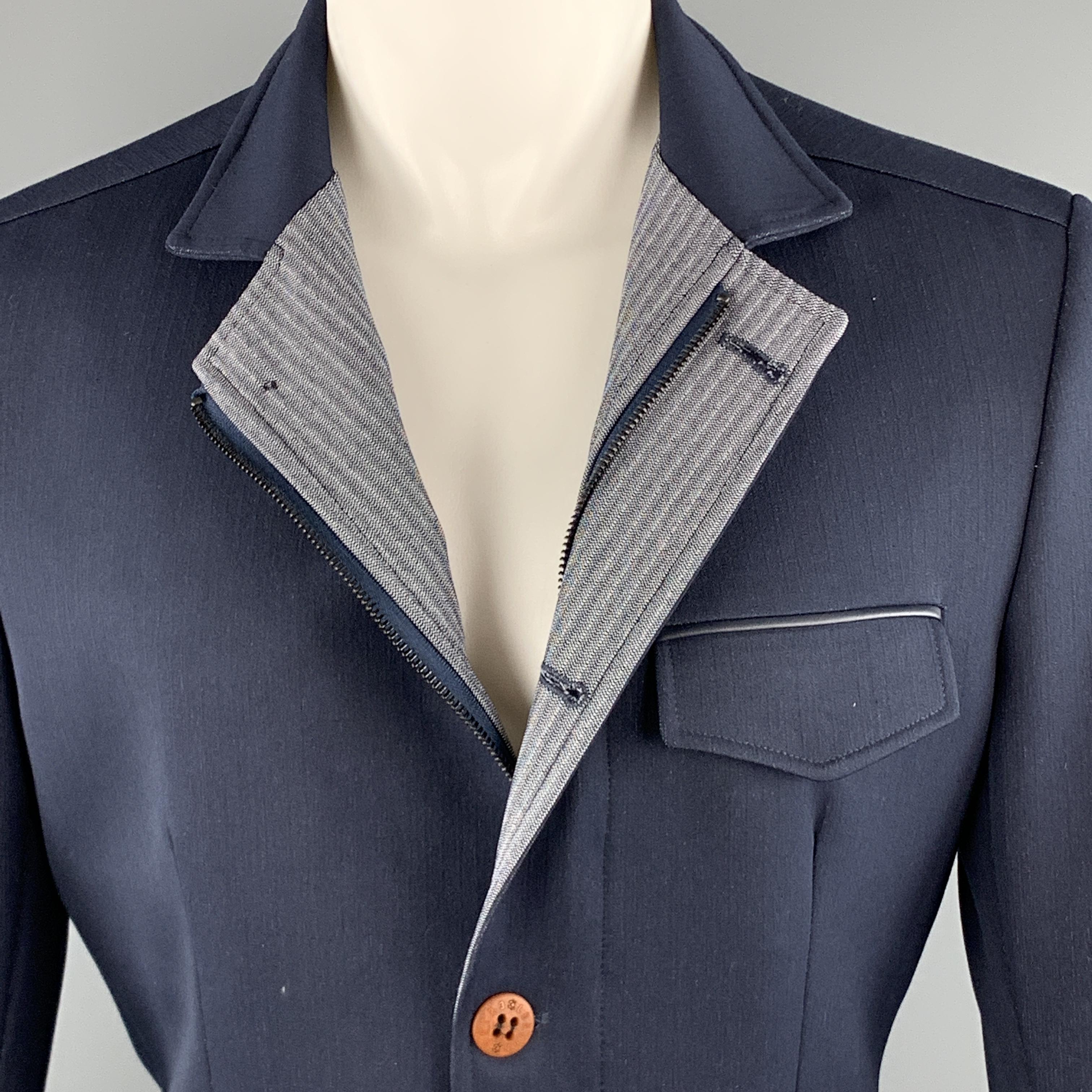 Le blazer RNT23 JEANS est en tissu texturé bleu marine:: avec une fermeture éclair et un bouton sur le devant:: une poche poitrine à rabat et des poches plaquées avec fermeture éclair. 

Excellent état d'origine. 
Marqué : 38

Mesures : 

L'épaule :