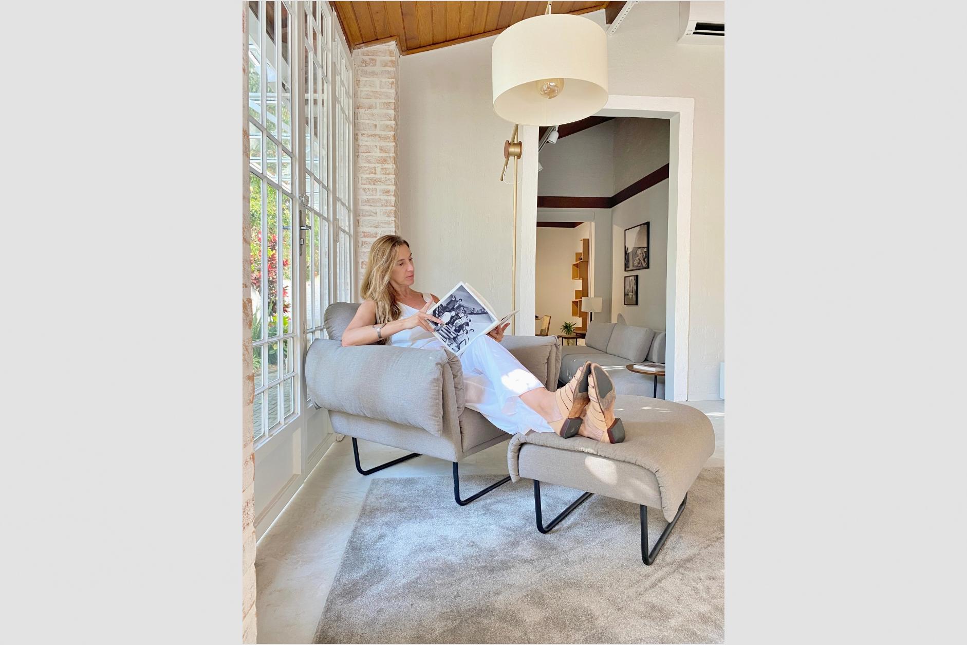 Inspirée par l'élégance douillette des fauteuils de Sergio Rodrigues, Alessandra Delgado a créé le fauteuil Rô, une réinterprétation moderne qui capture l'essence intemporelle du maître, alliant sophistication et confort dans un design
