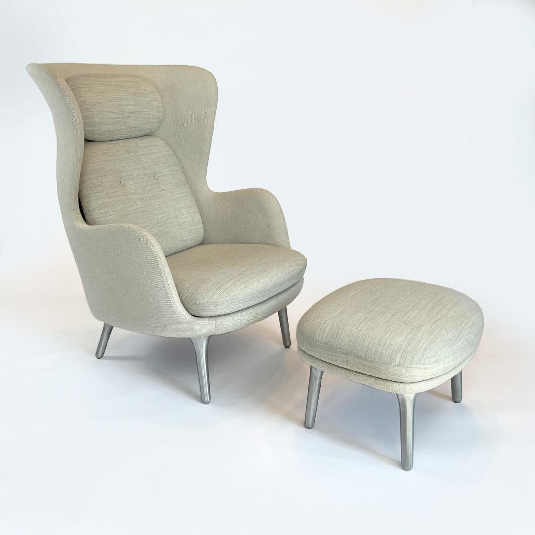 Ro Lounge Chair und Ottoman von Jaime Hayon für Fritz Hansen
Entworfen im Jahr 2013

Gepolstert mit Kvadrat Hallingdal und Canvas-Stoff
Beine aus gebürstetem Aluminium