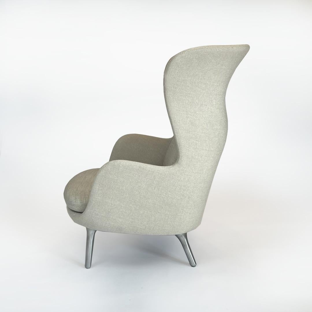 Fauteuil de salon et pouf Ro de Jaime Hayon 1