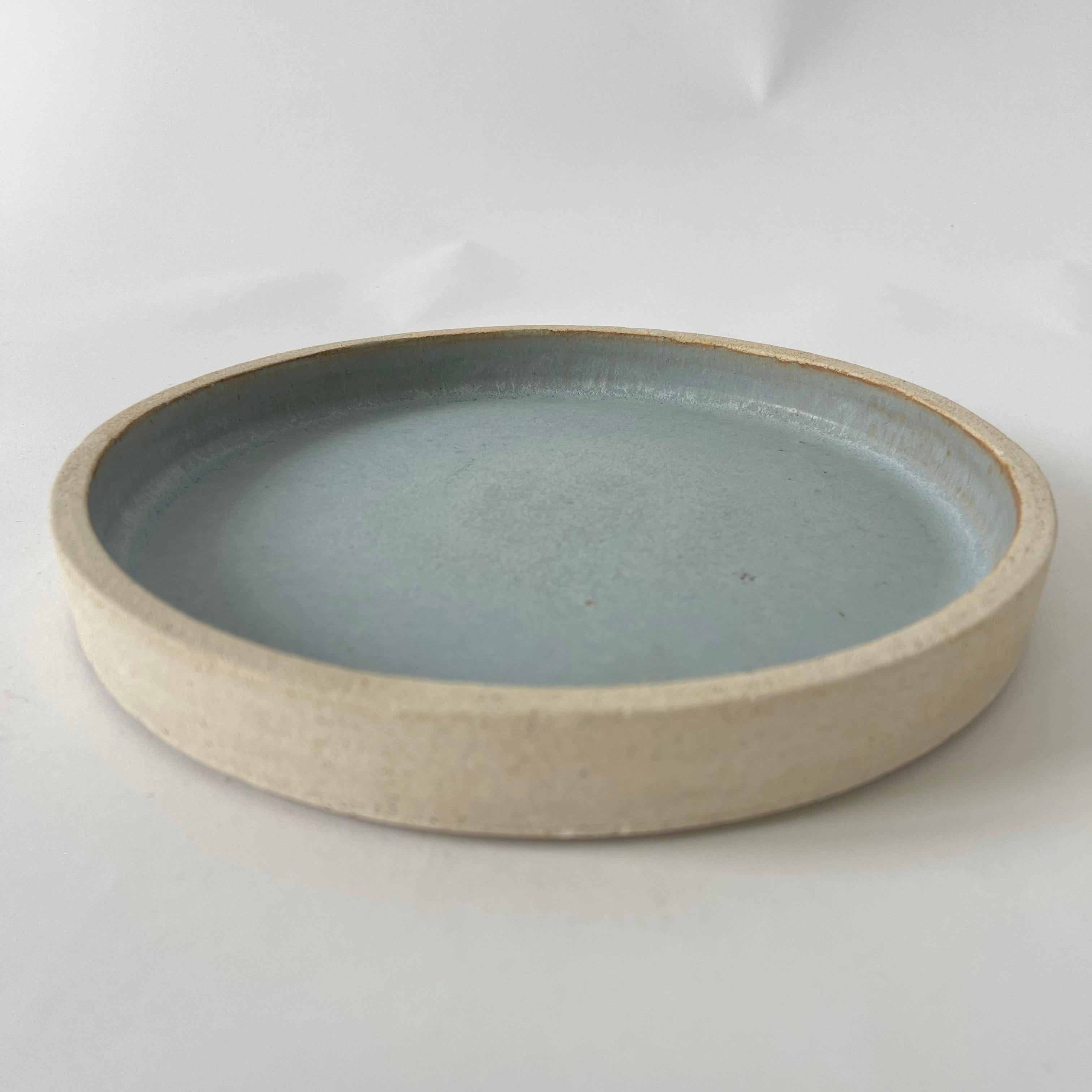 Plato para servir o fuente de Studio Pottery de mediados del siglo XX, de arcilla moldeada a mano con interior esmaltado en azul pálido, por Ro Ro, años sesenta. Estampado en la parte inferior.