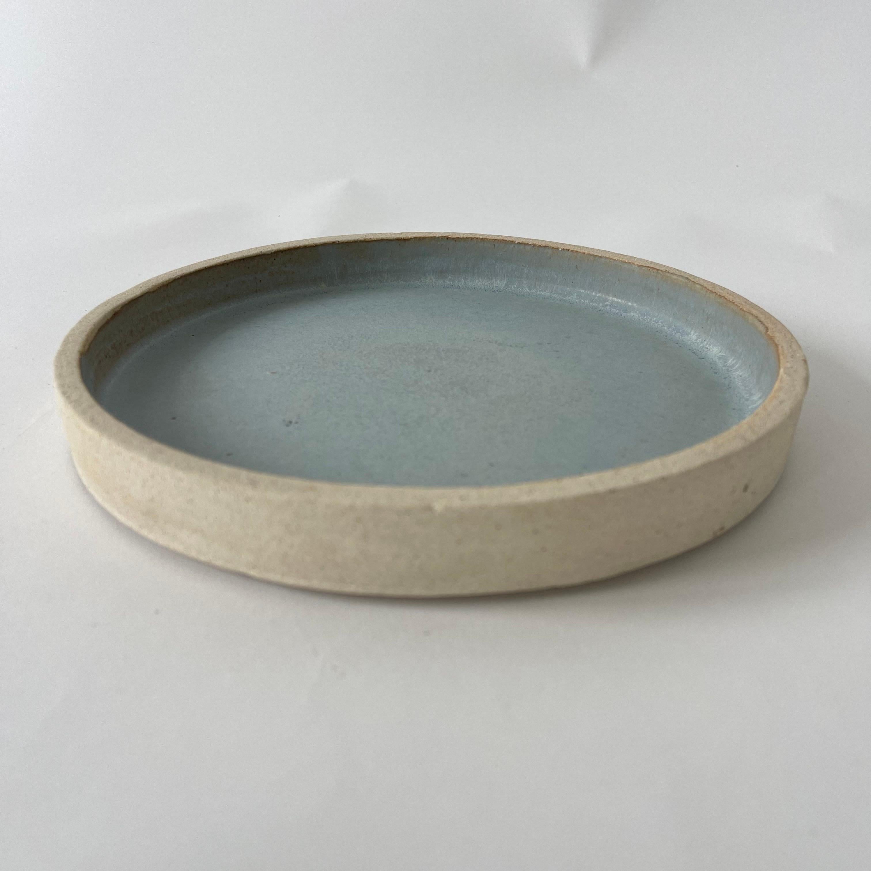 Plato esmaltado azul de Studio Pottery hecho a mano, años 60 Moderno de mediados de siglo en venta