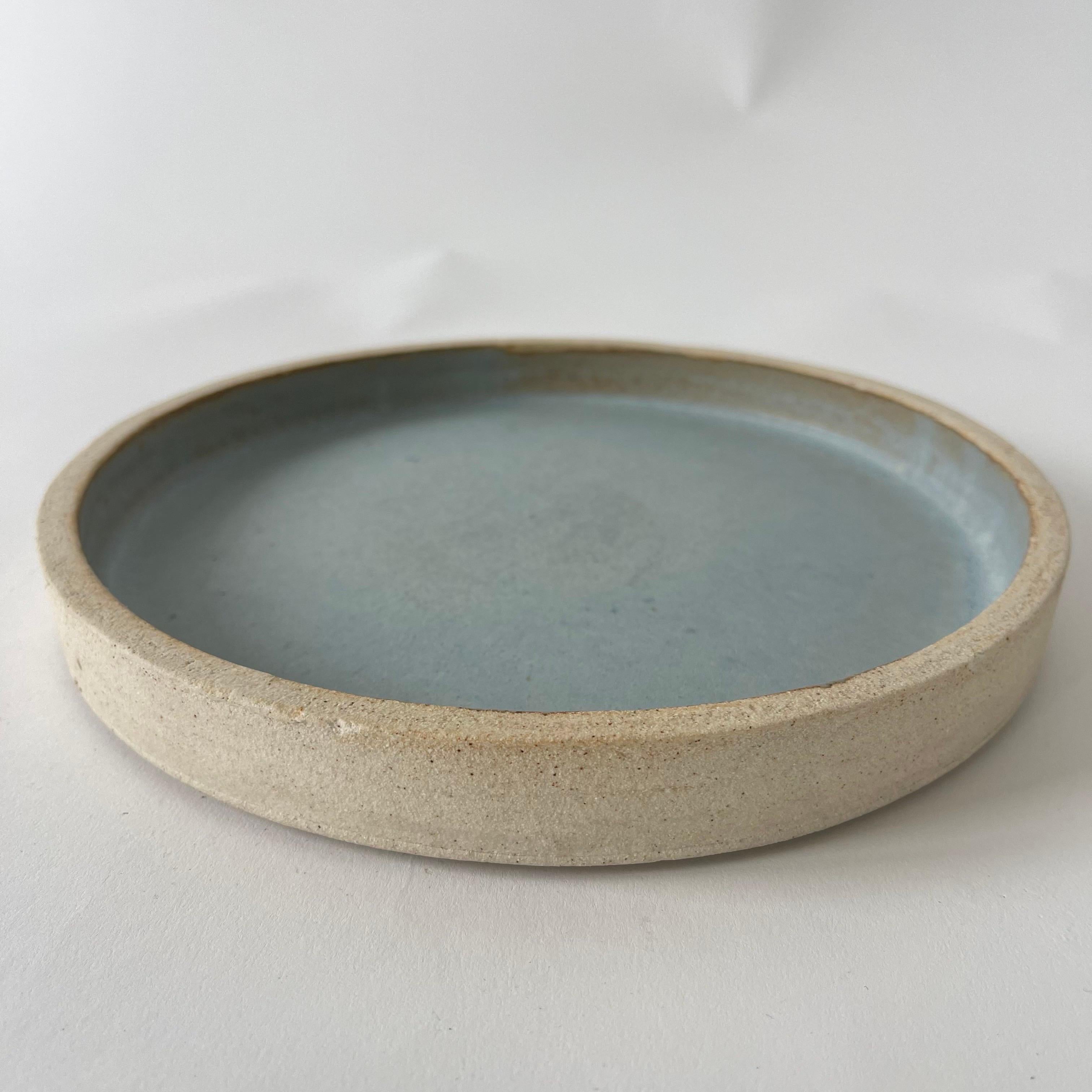 Plato esmaltado azul de Studio Pottery hecho a mano, años 60 Estadounidense en venta