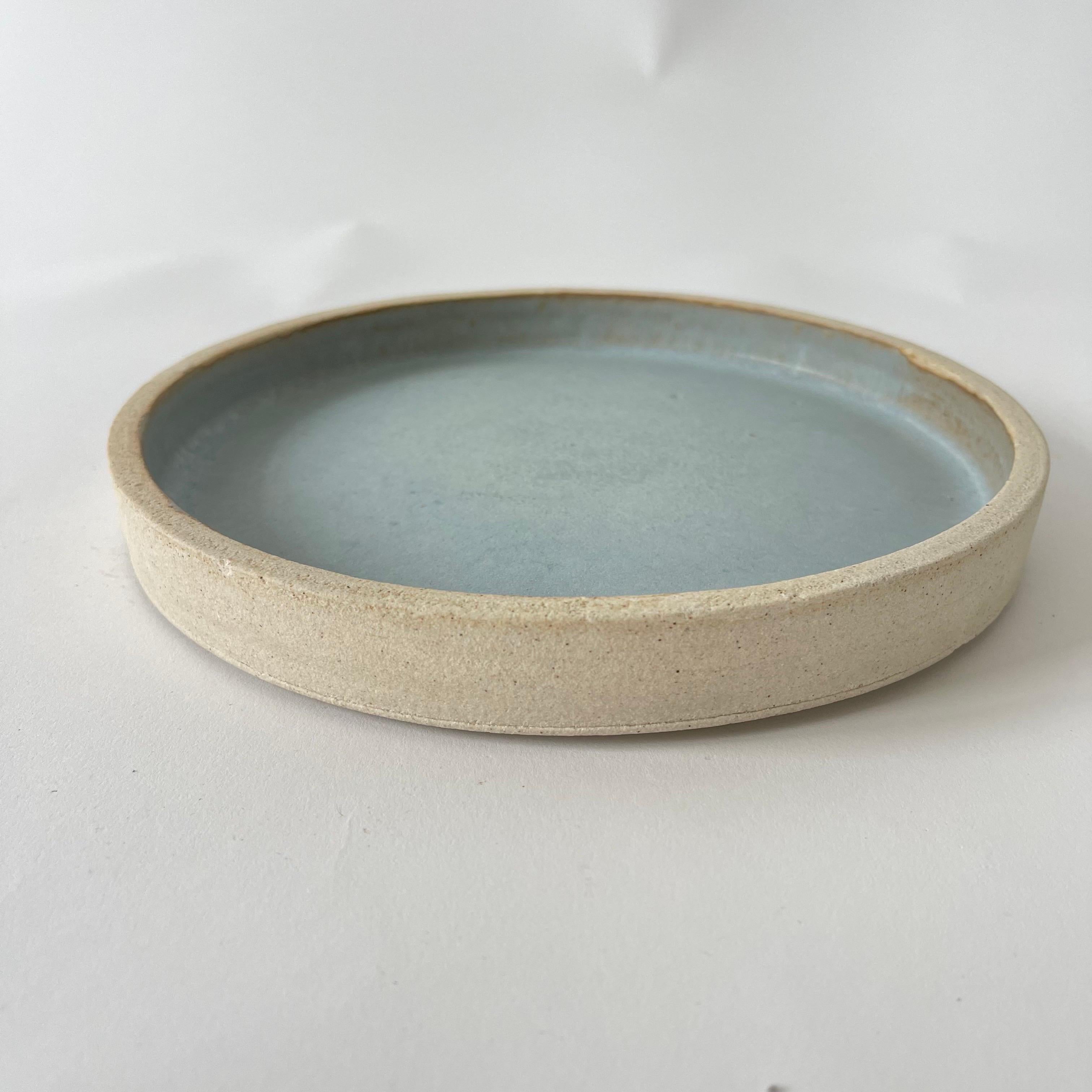 Plato esmaltado azul de Studio Pottery hecho a mano, años 60 Glaseado en venta