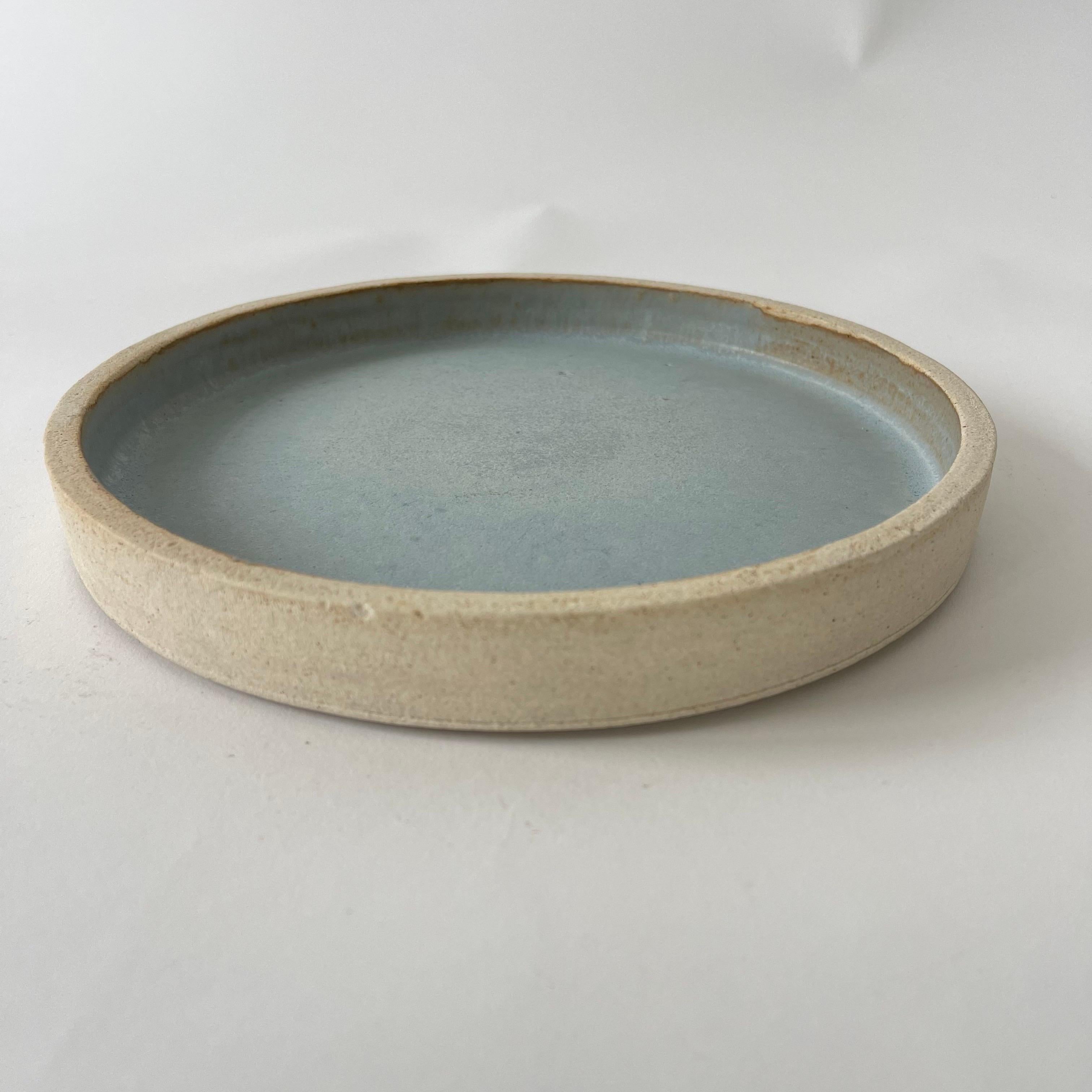 Plato esmaltado azul de Studio Pottery hecho a mano, años 60 en Bueno estado para la venta en Miami, FL