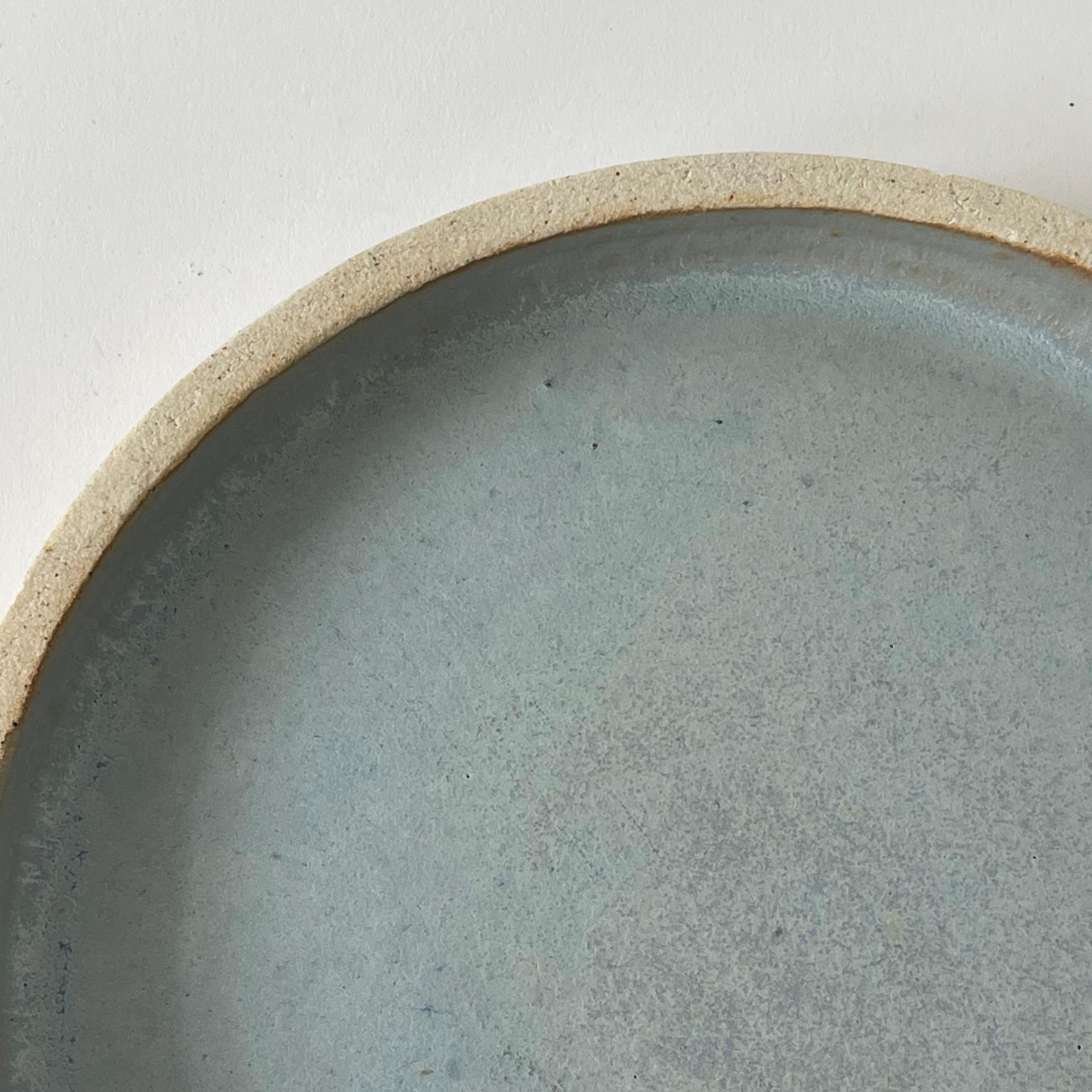 Plato esmaltado azul de Studio Pottery hecho a mano, años 60 siglo XX en venta