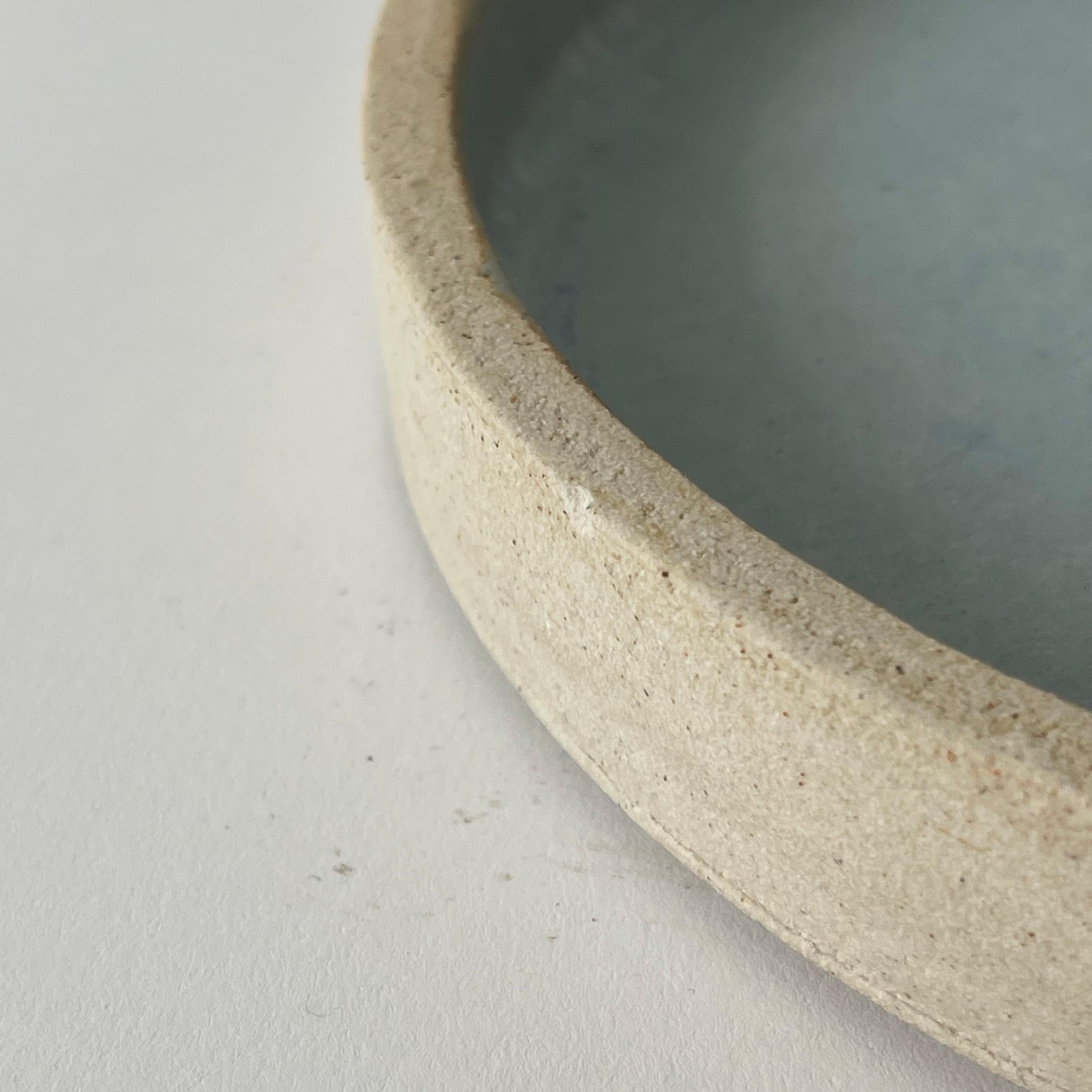 Plato esmaltado azul de Studio Pottery hecho a mano, años 60 en venta 1
