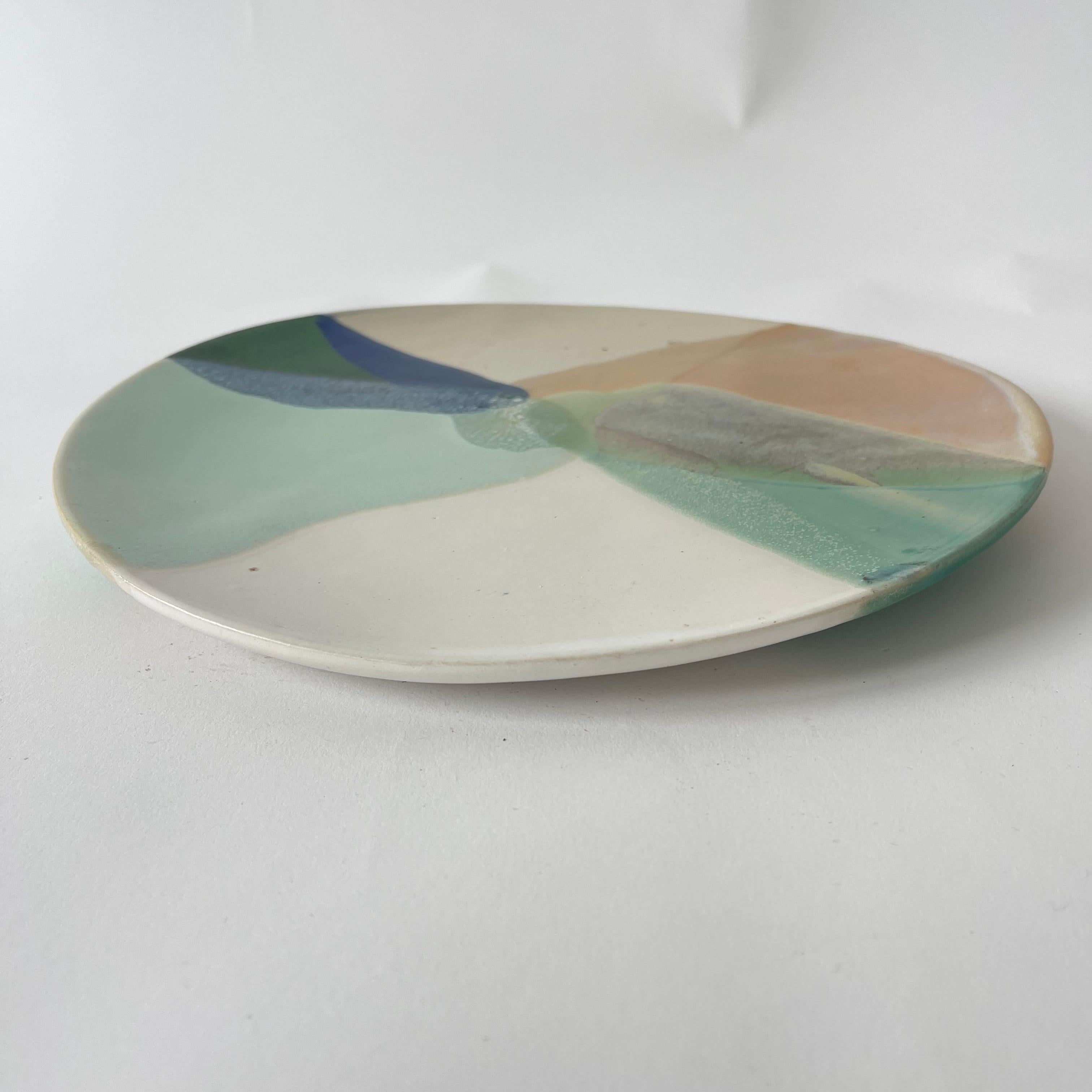 Plato o fuente de servir único de Studio Pottery, hecho a mano, de arcilla colada a mano con un hermoso esmalte multicolor azul, turquesa, verde, melocotón y beige, EE.UU., década de 1960. Estampado Ro Ro en la parte inferior.