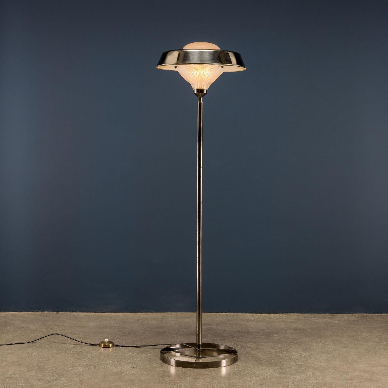 lampe 'Ro' Studio BBPR pour Artemide. Lampadaire en métal et verre travaillé, année 1963.