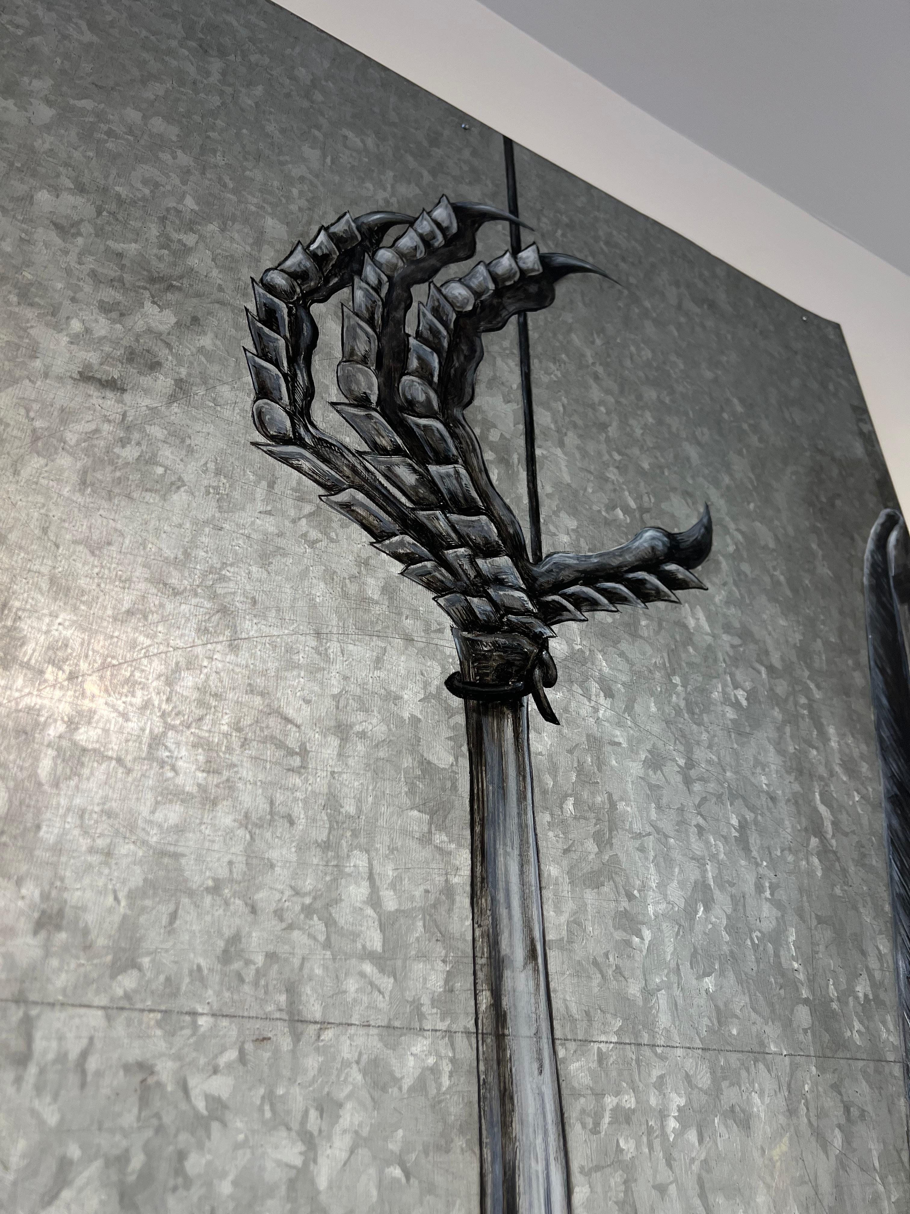Si tratta di una ROA originale 1/1 su supporto di legno e metallo trovato e costruito dall'artista che ha poi dipinto il volto. 

Tacchetto francese. Firmato 