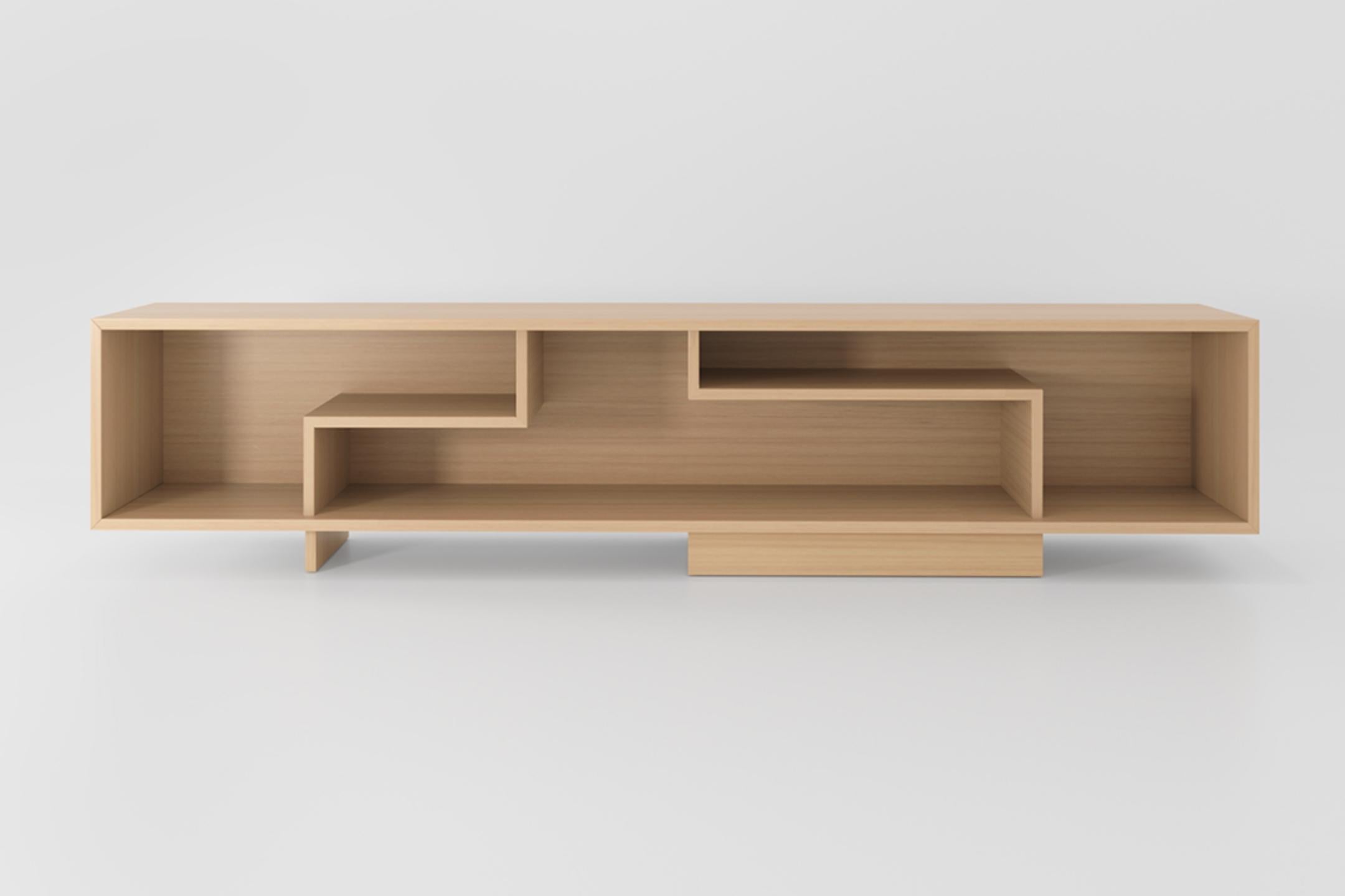 The Roa Rack is a versatile piece. With its light and totally open look, it can be used as a rack for TV and sound equipment and also as a sofa table, that piece that complements the back of the sofa in the room, integrating the spaces in an elegant