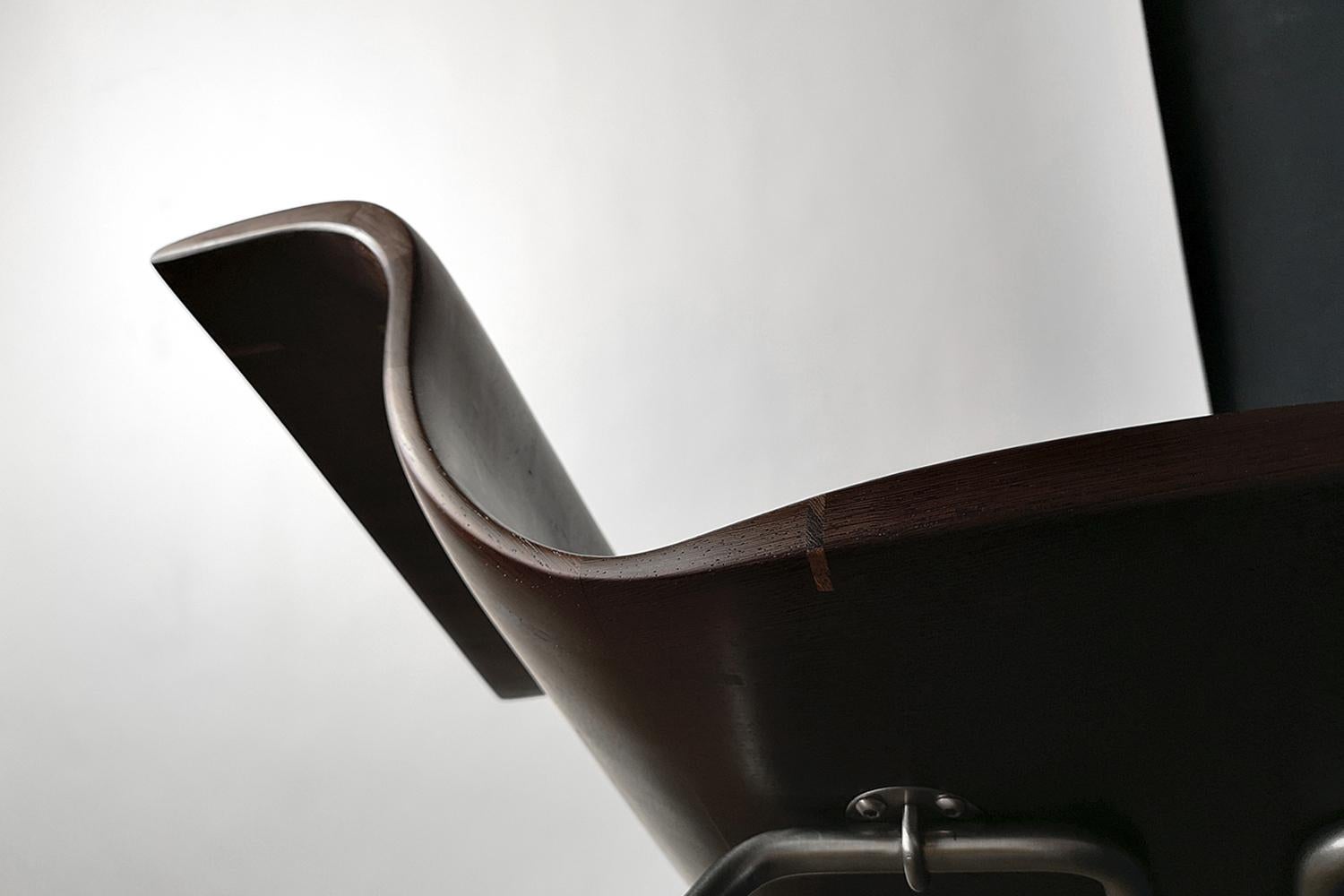 Roadster Armchair with Footstool made out of Wenge Wood. Handcrafted in Poland. In New Condition For Sale In KRAKÓW, PL