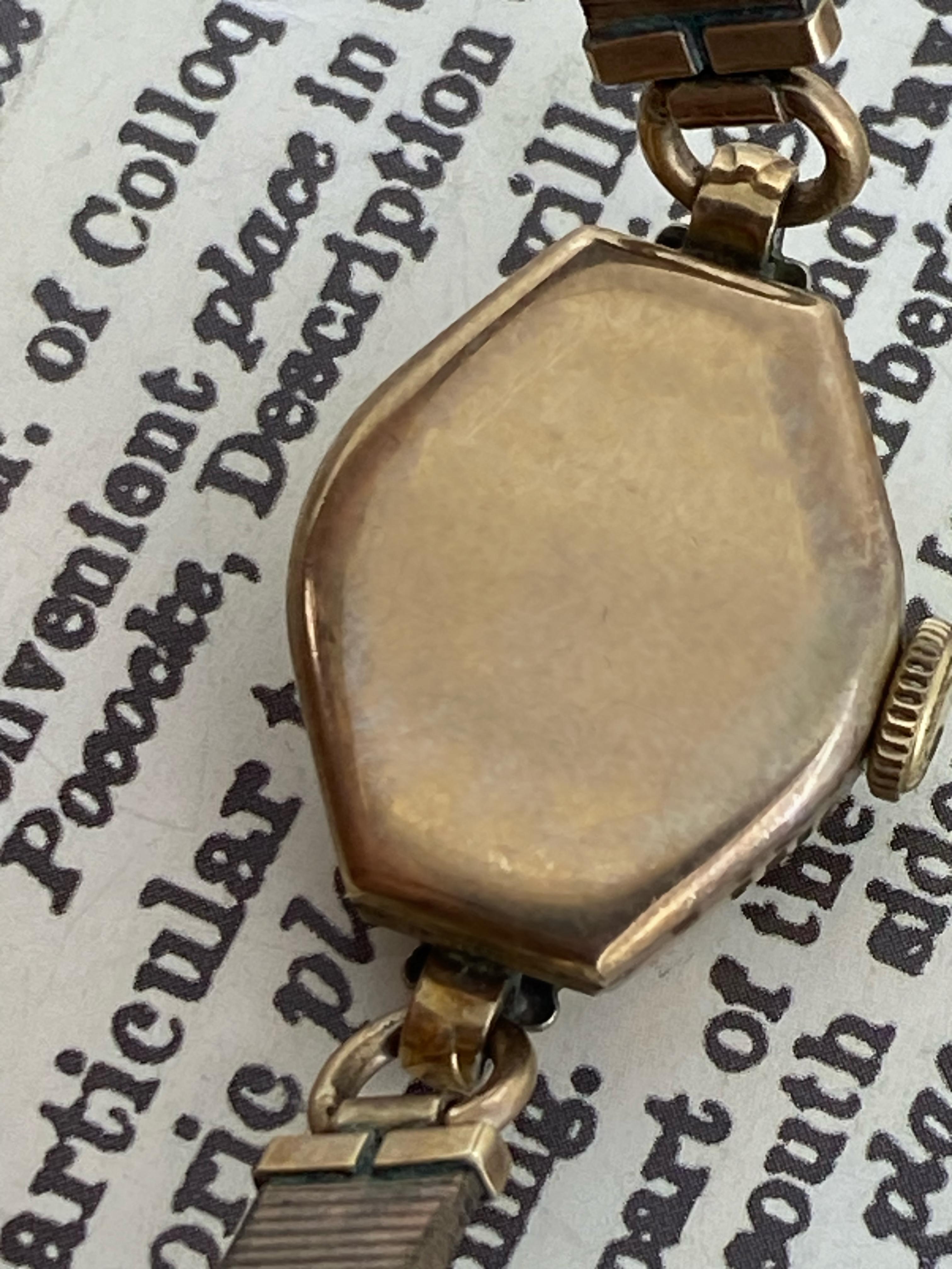 Diese Damen-Cocktailuhr wurde von der Schweizer Marke Roamer hergestellt, 
es stammt aus der Art-Deco-Zeit, 
dennoch ist es in einem schönen Vintage-Zustand & 
in ausgezeichnetem Betriebszustand.

Er verfügt über folgende Merkmale: 

Tonneau