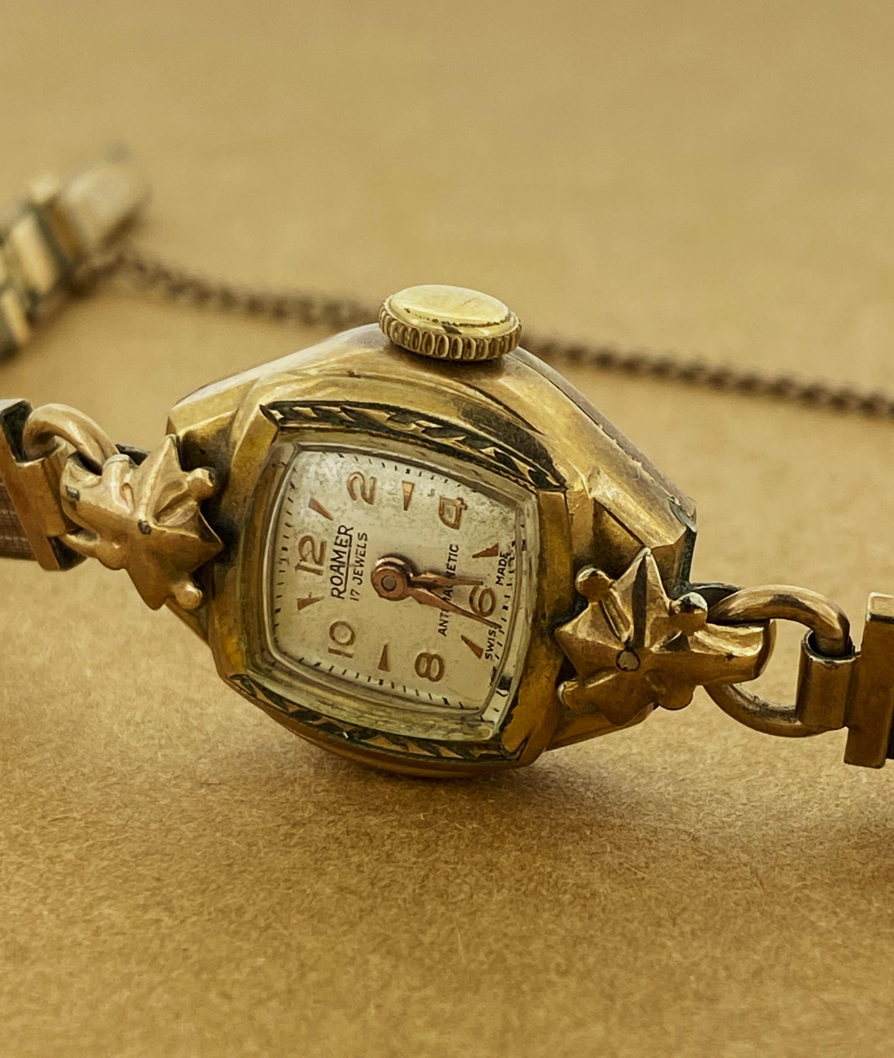 Roamer Art-Deco c1930's Gold-gefüllte Tonneau Swiss Manual Ladies' Cocktail Watch Damen im Angebot