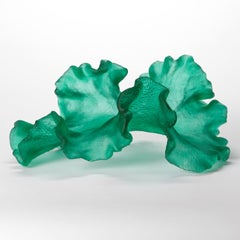 Roaming Spirit, une sculpture d'inspiration corail en verre coulé vert de Monette Larsen