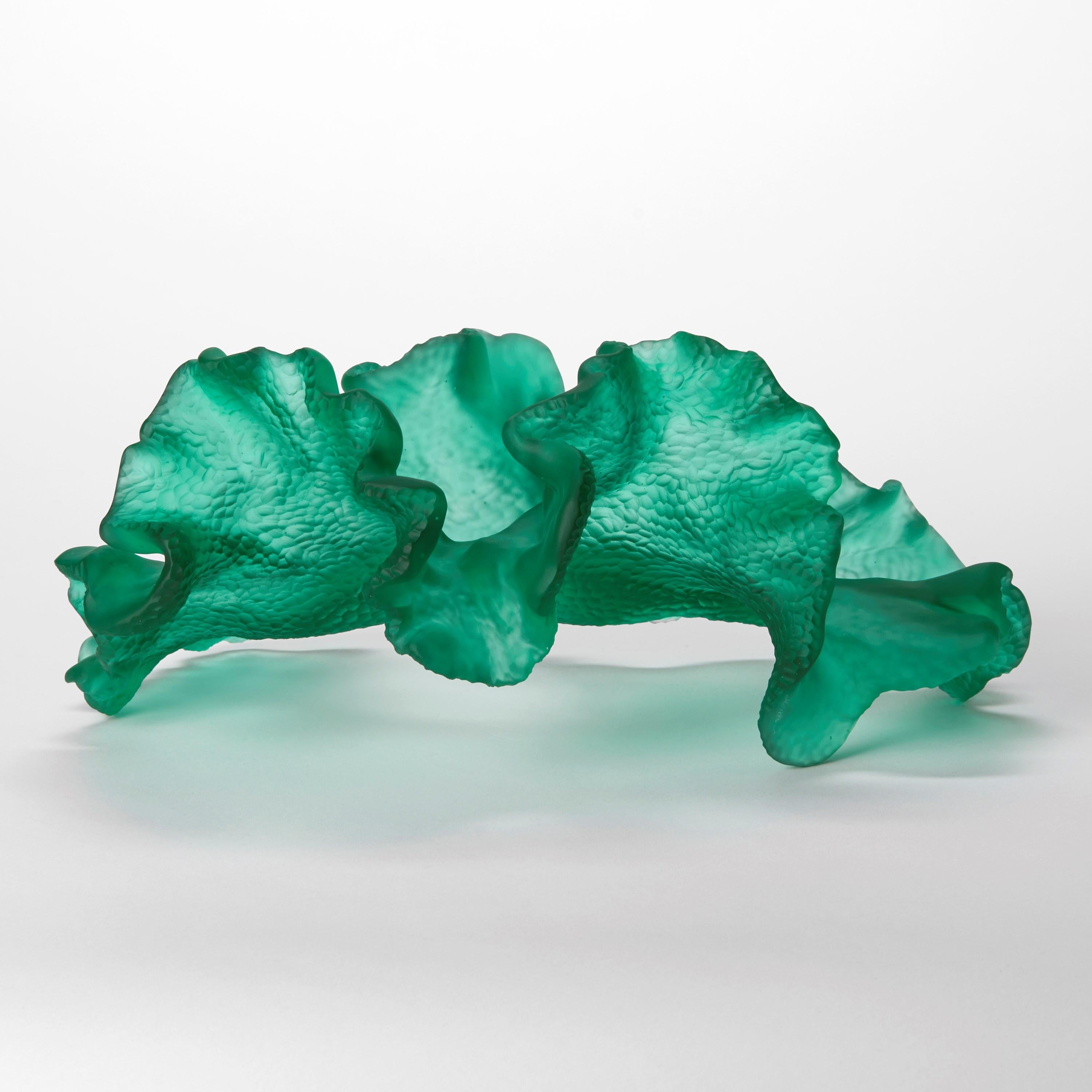 Roaming Spirit, escultura verde de vidrio fundido inspirada en el coral, de Monette Larsen Británico en venta