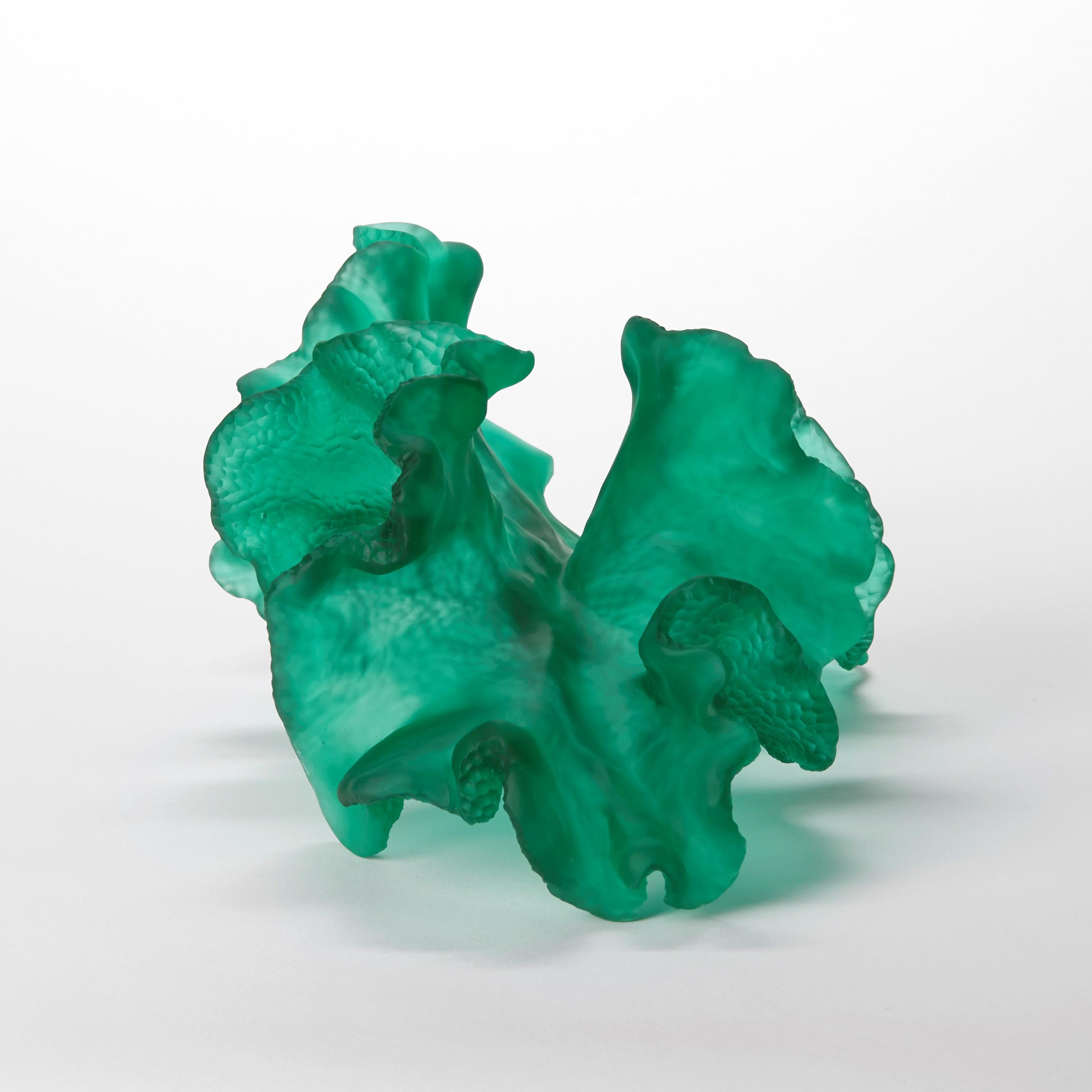 Roaming Spirit, escultura verde de vidrio fundido inspirada en el coral, de Monette Larsen Vaciado en venta
