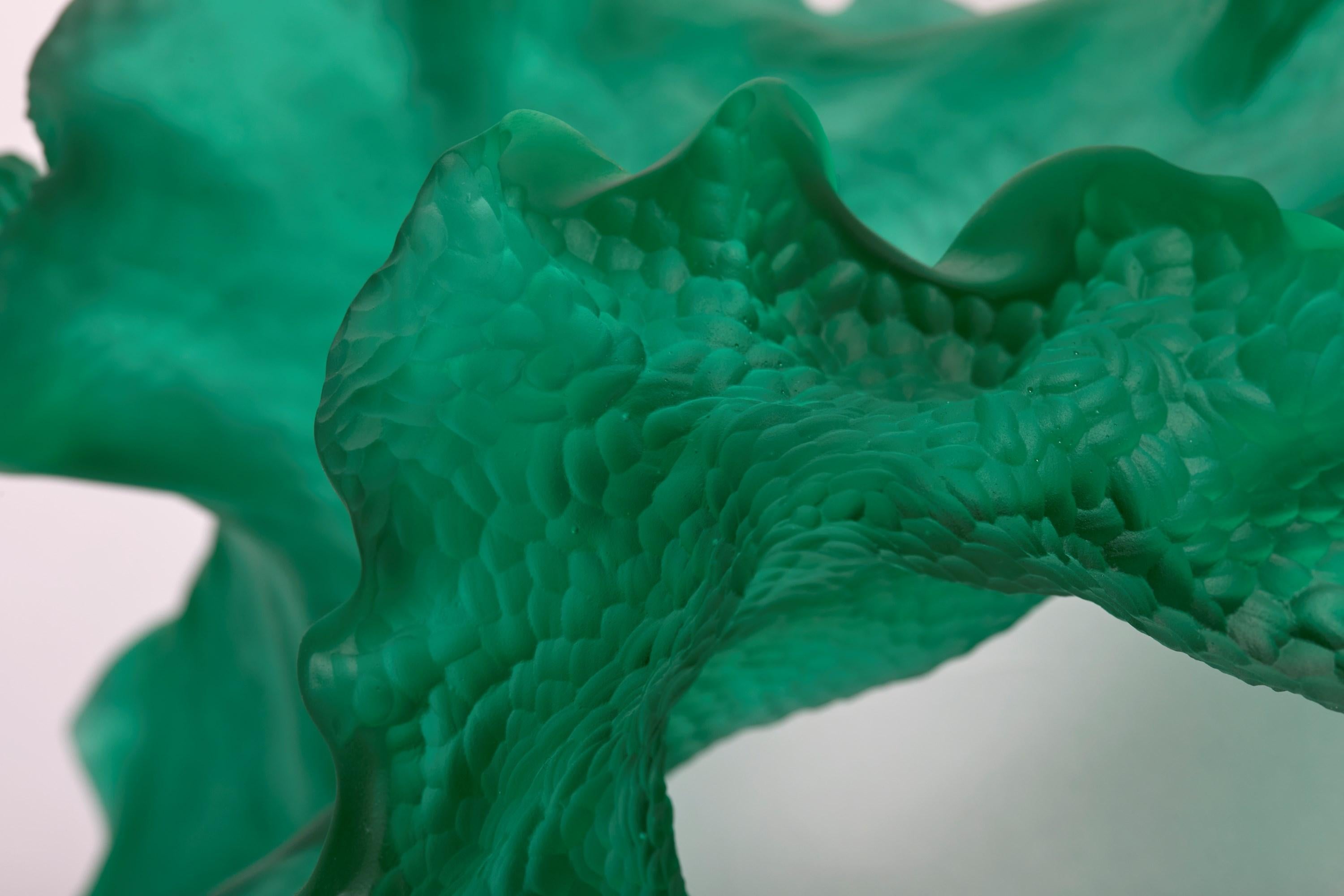 Roaming Spirit, escultura verde de vidrio fundido inspirada en el coral, de Monette Larsen Vidrio en venta
