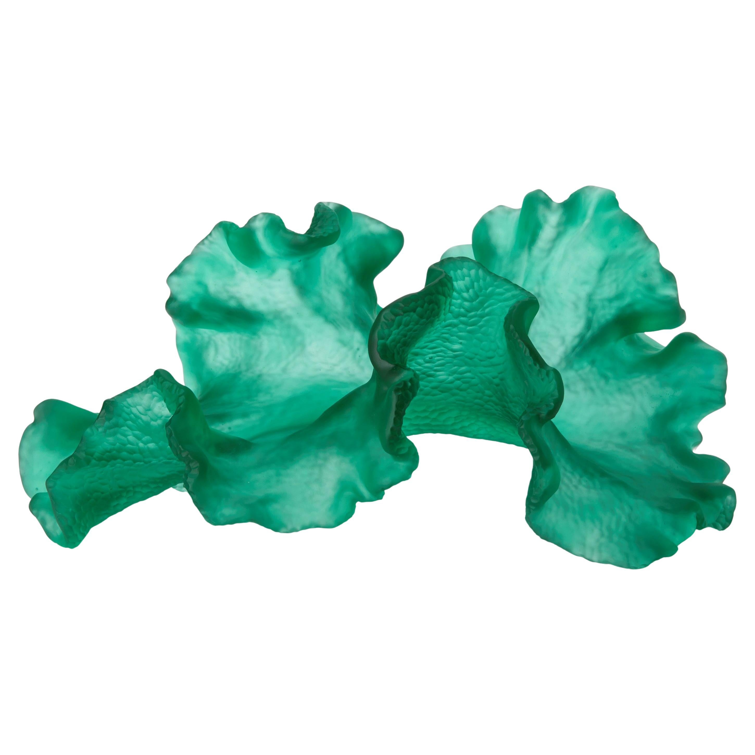 Roaming Spirit, escultura verde de vidrio fundido inspirada en el coral, de Monette Larsen en venta