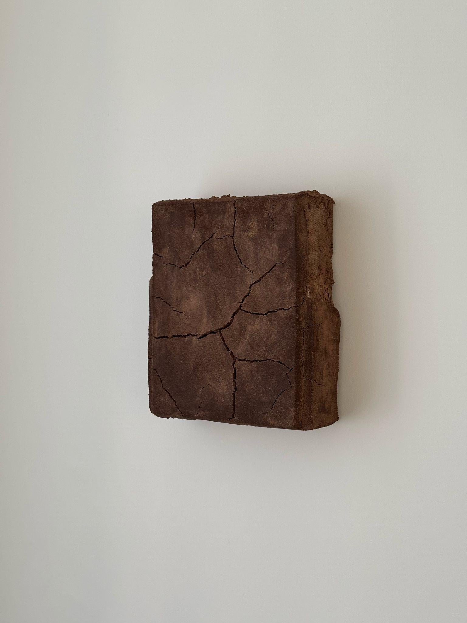 Técnica mixta en tonos tierra sobre lienzo, hormigón y arena, 2025 -'Sin título 83251' - Abstract Sculpture Gris de Roan Van Oort