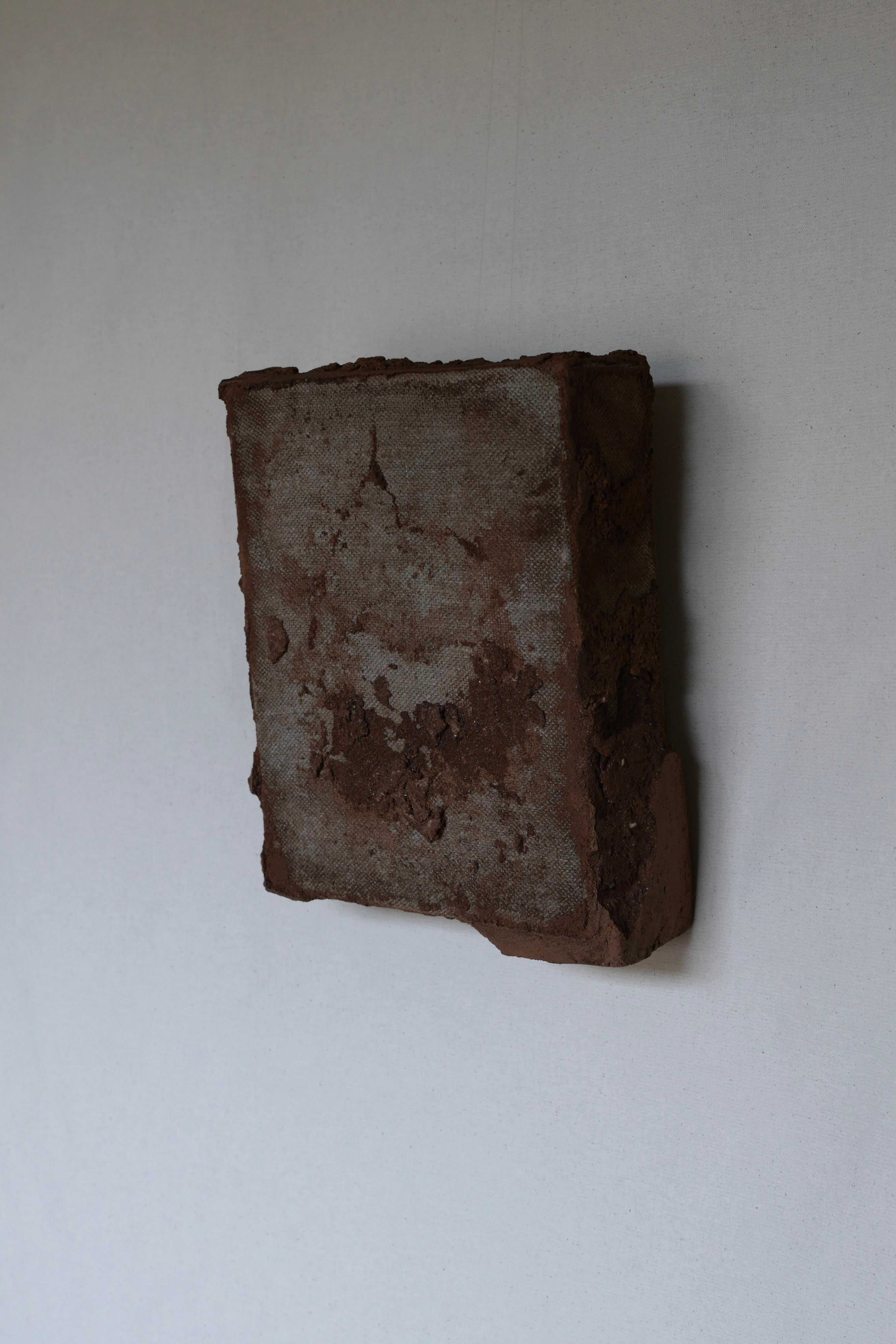 This unique piece was made by Roan Van Oort in 2024. With a strong focus on simplicity and timelessness, he consciously chooses natural materials, characterized by a certain fragility, to discover an emotional power in the essential rawness of the
